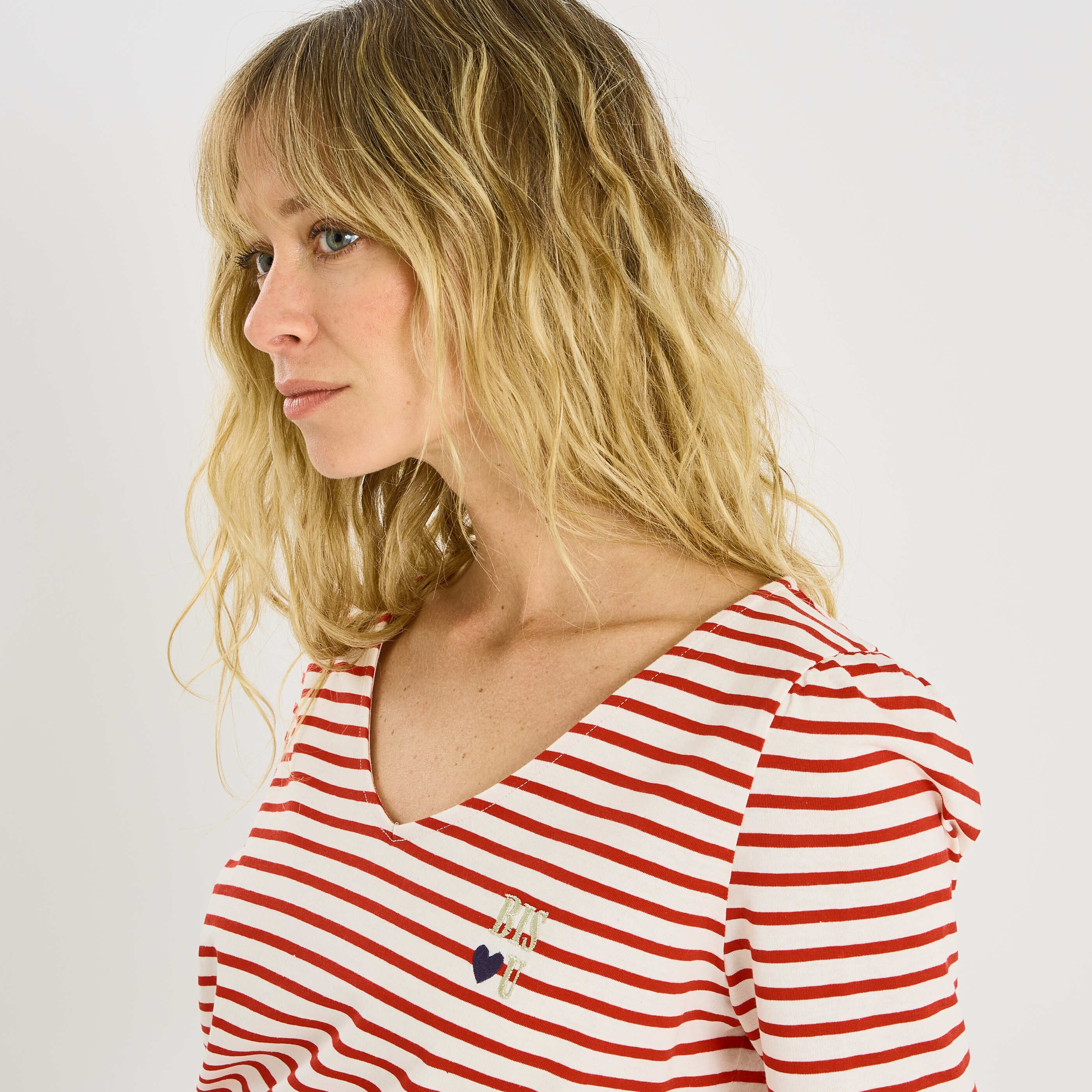 T-shirt ray&eacute; col V avec broderie femme