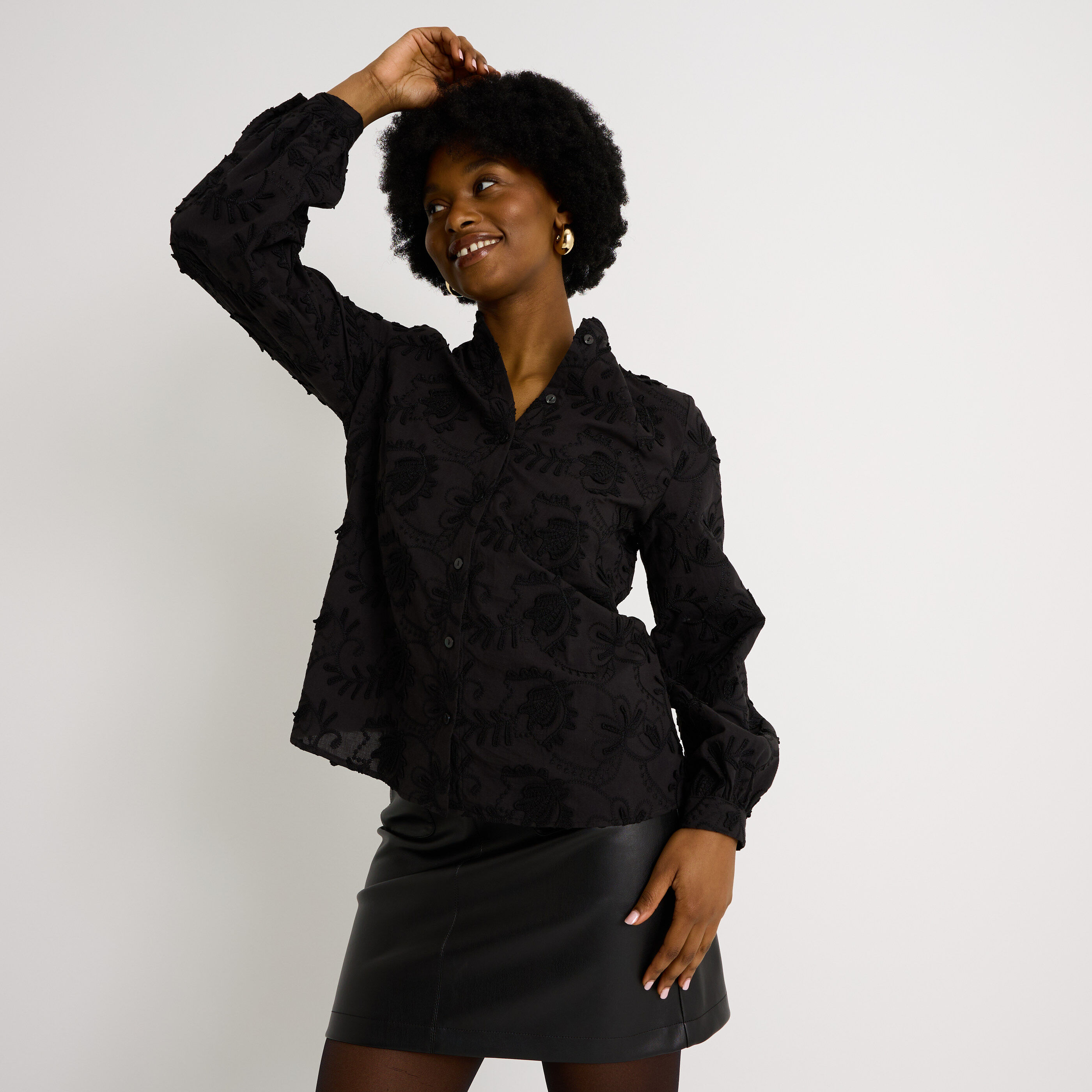 Chemise brod&eacute;e &agrave; col montant femme