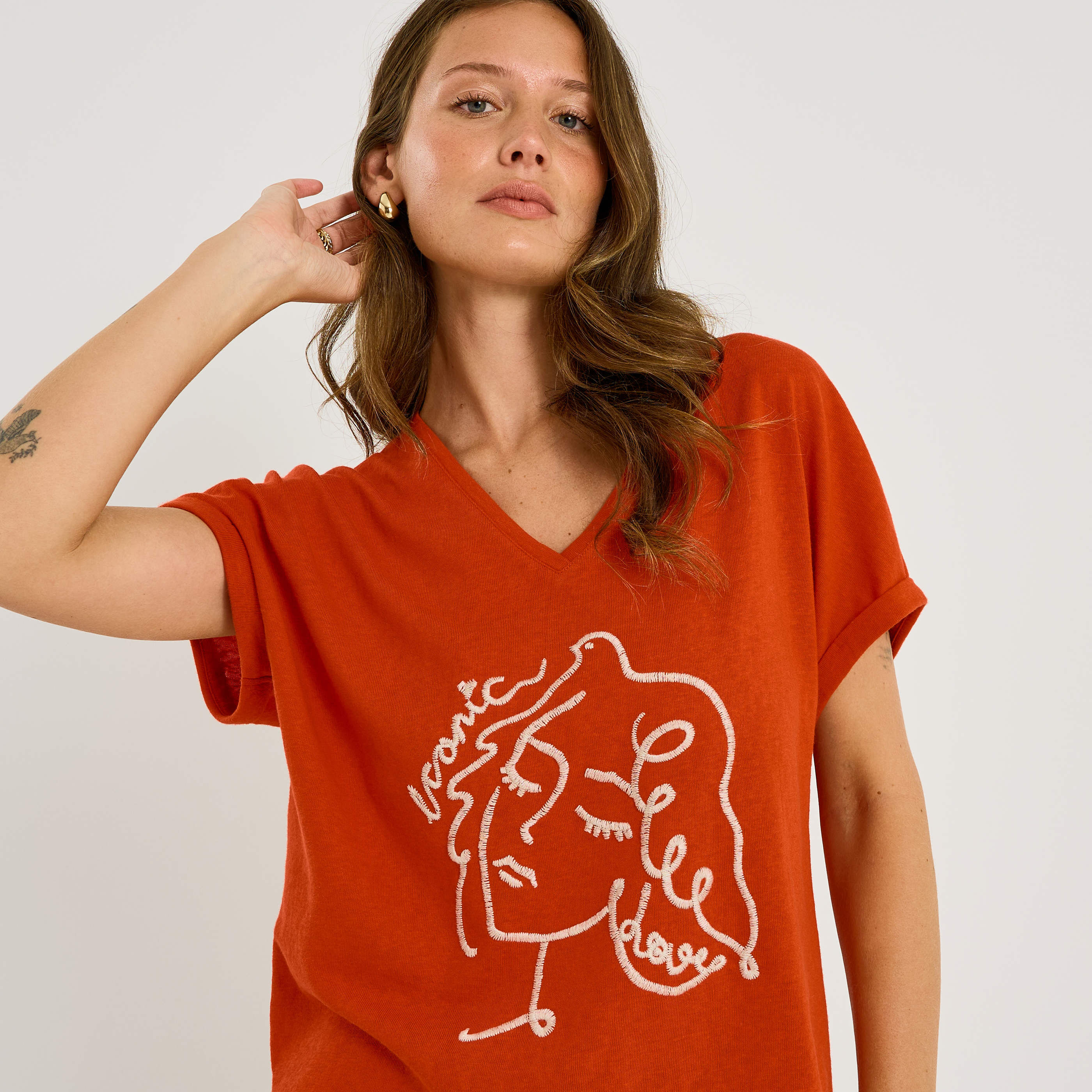 T-shirt brod&eacute; col V femme