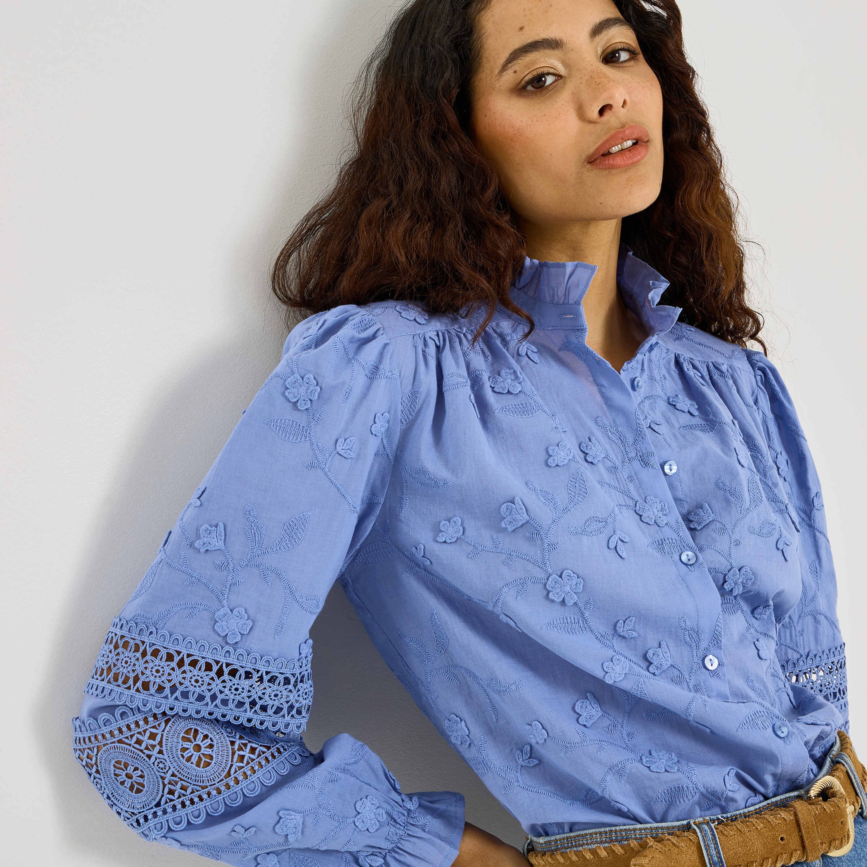 Chemise brod&eacute;e d&eacute;tails ajour&eacute;s femme