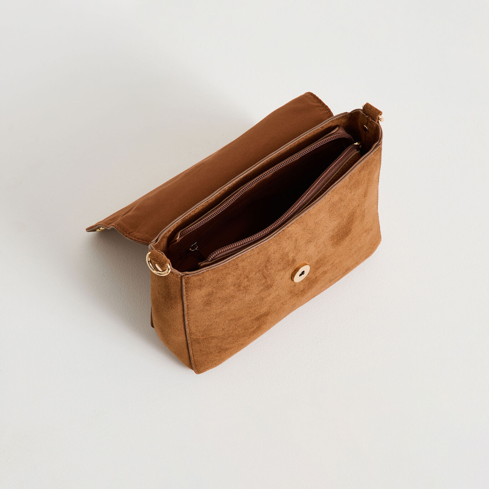 Sac bandoulière à rabat clouté