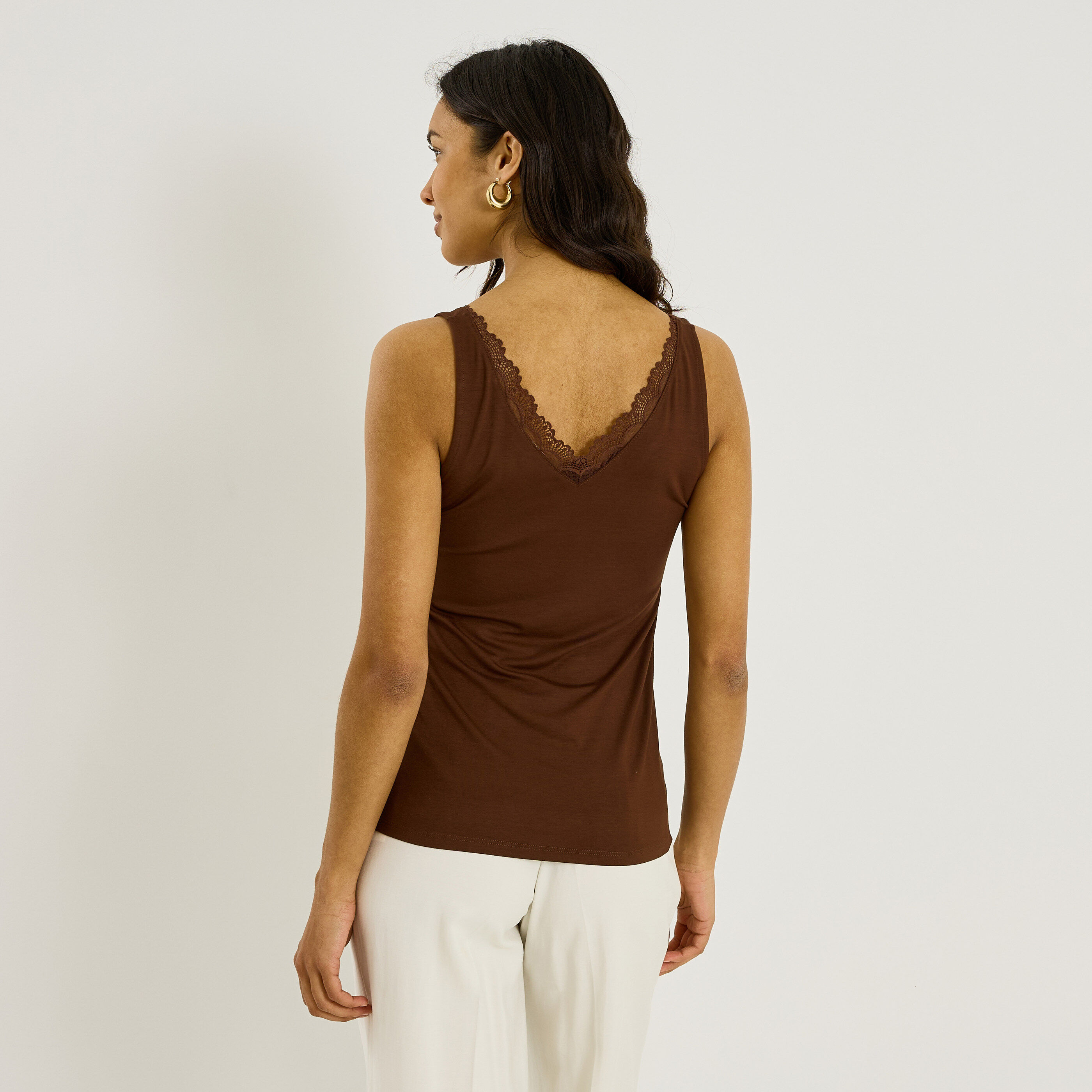 T-shirt sans manches col ajour&eacute; femme