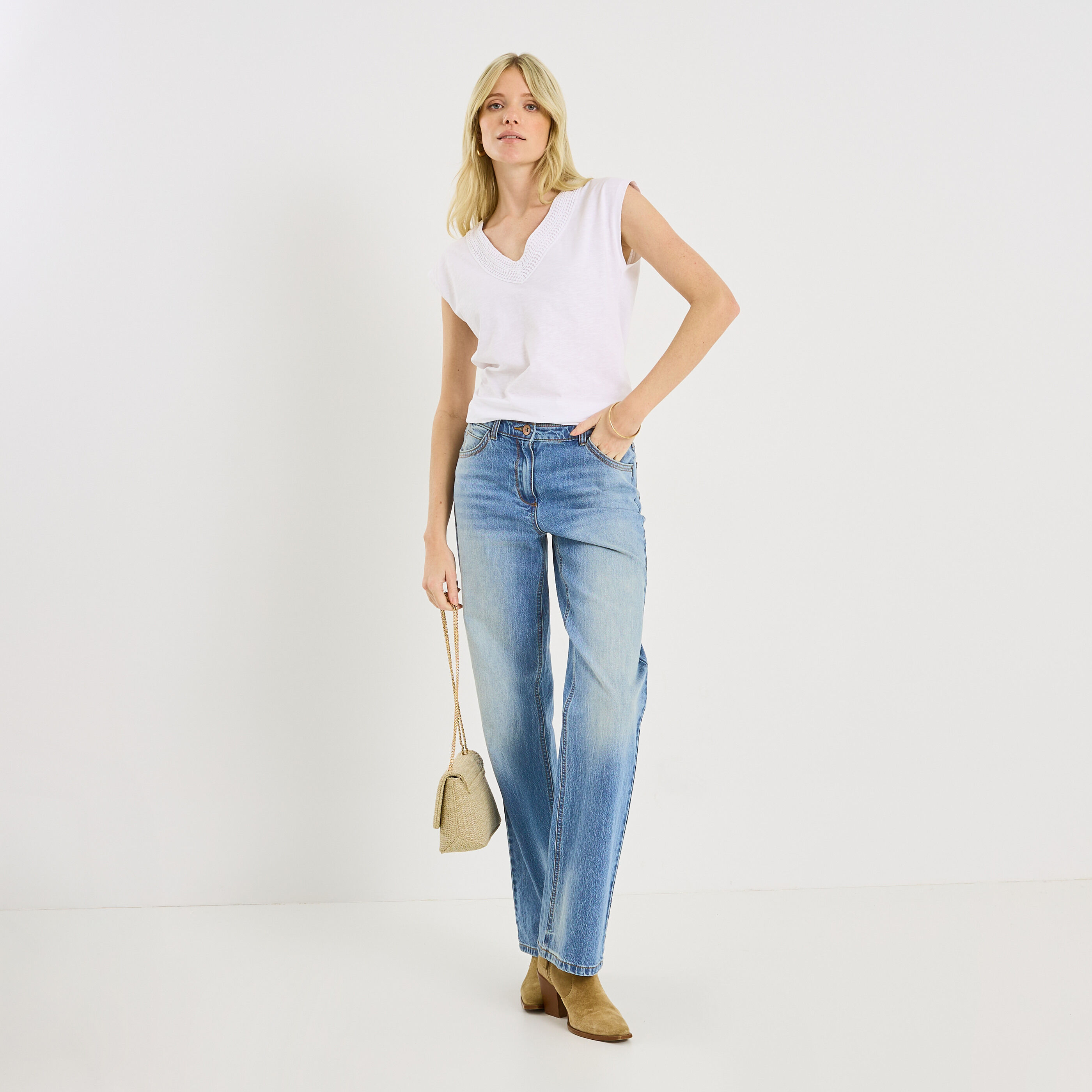 T-shirt col V ajour&eacute; femme