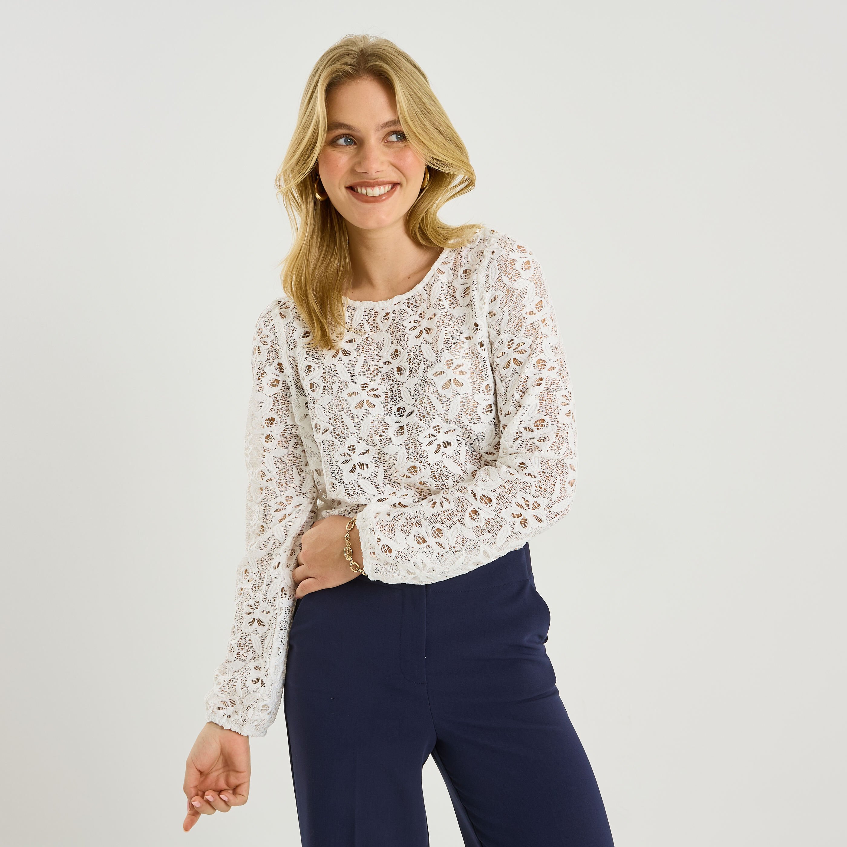 Blouse d&eacute;tails ajour&eacute;s femme