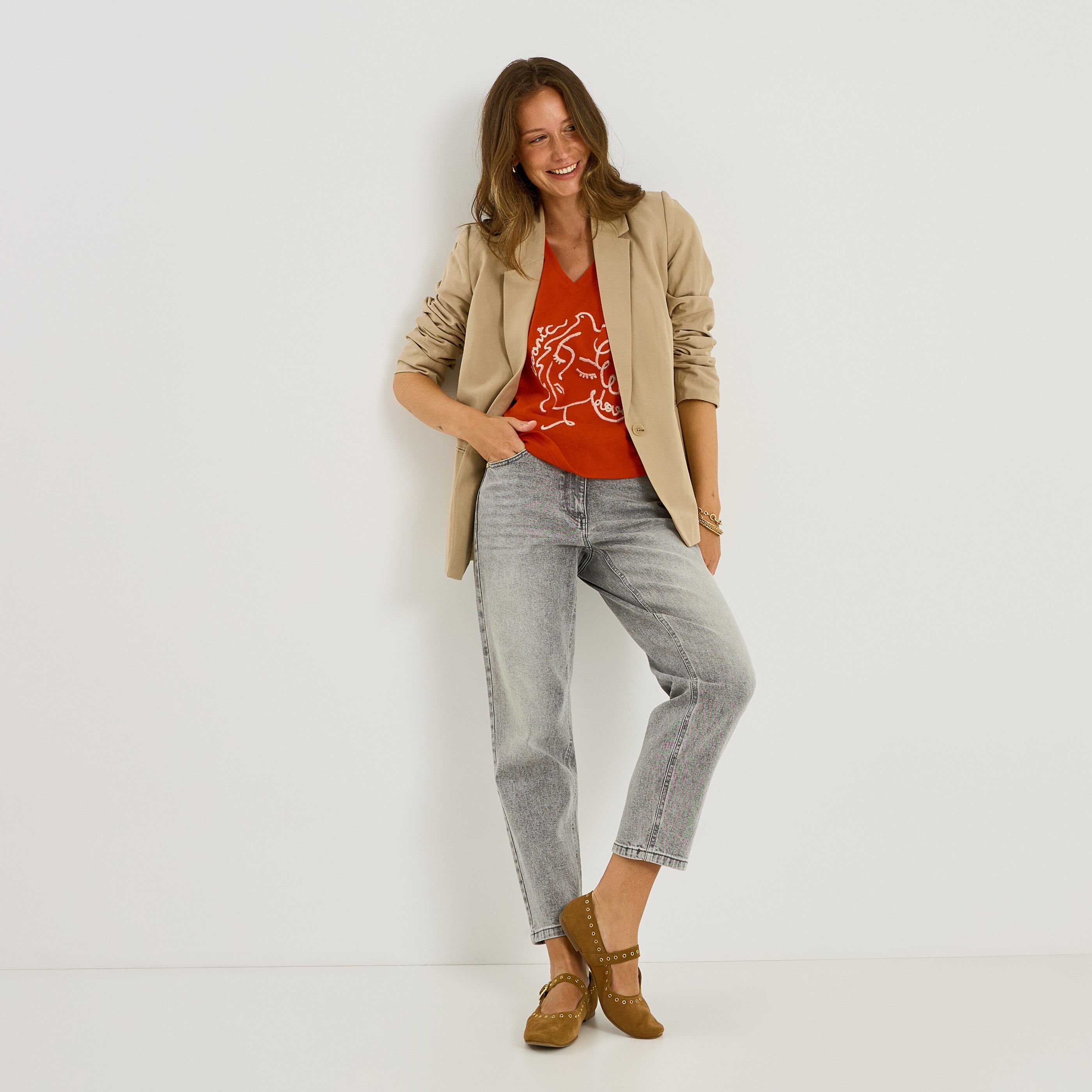 T-shirt brod&eacute; col V femme