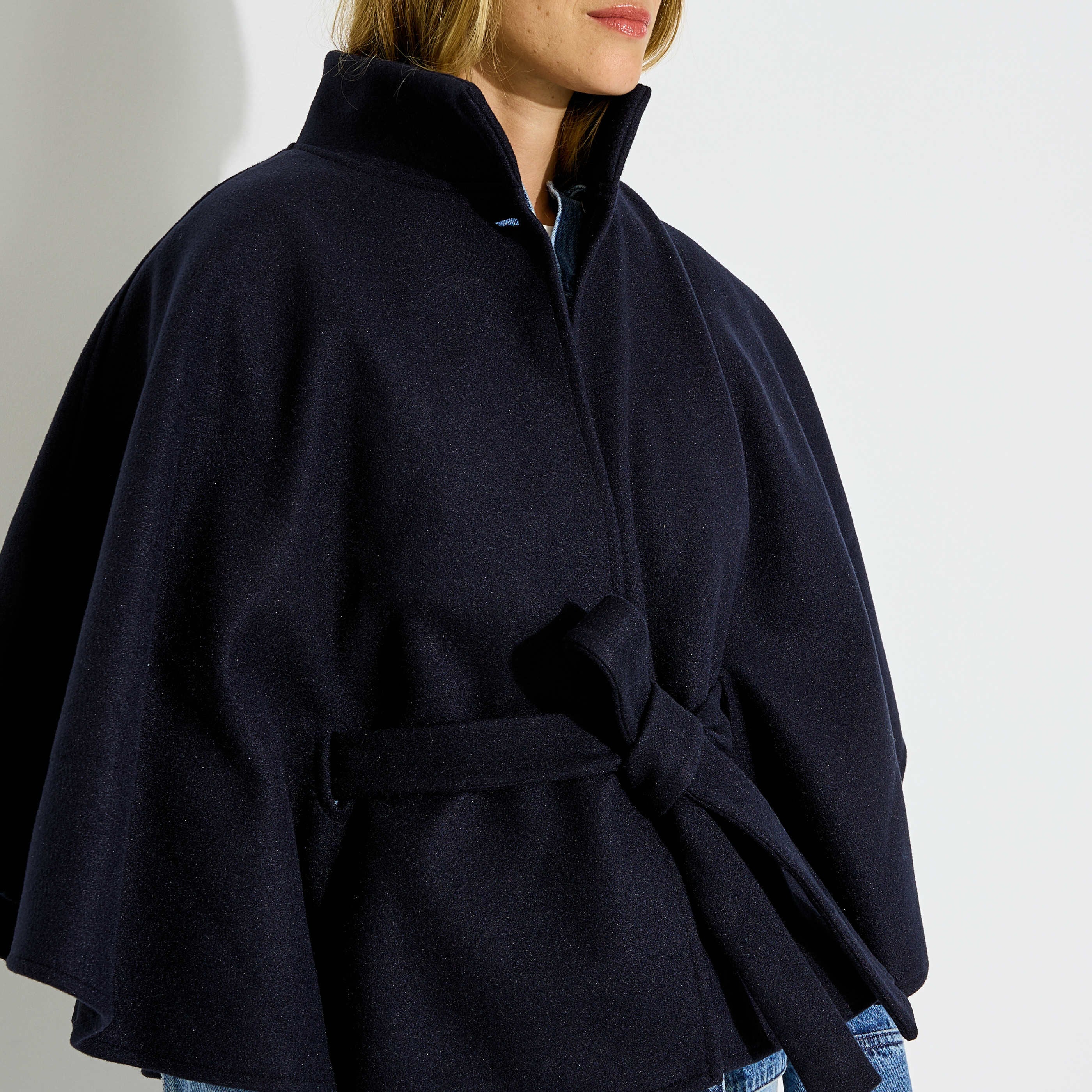 Poncho court ceintur&eacute; femme