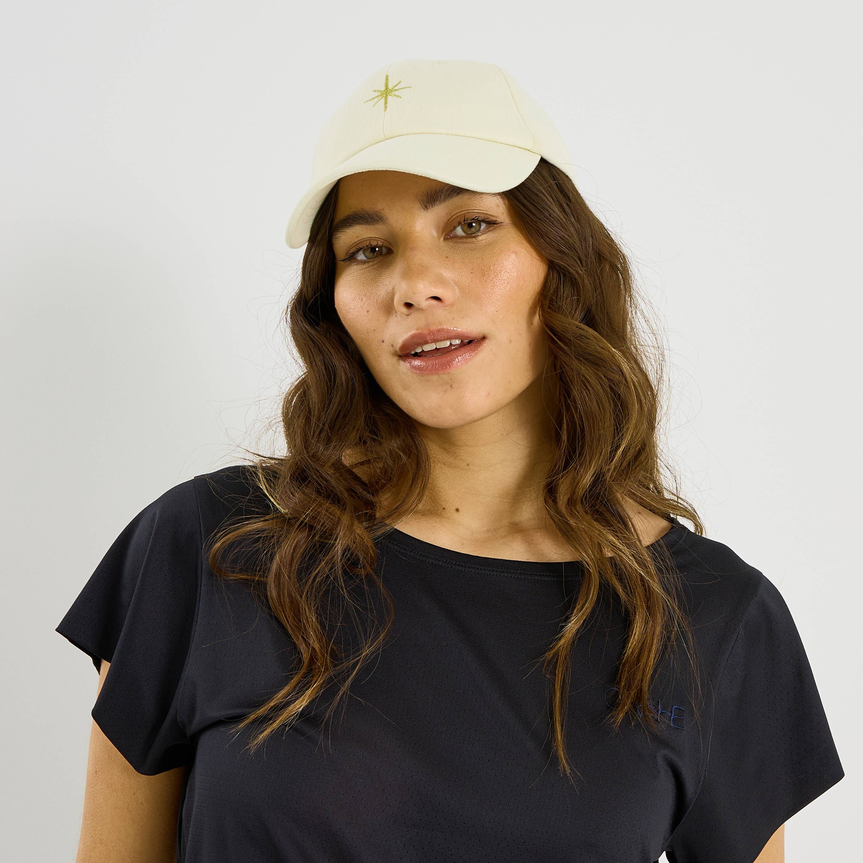Casquette unie avec broderie femme