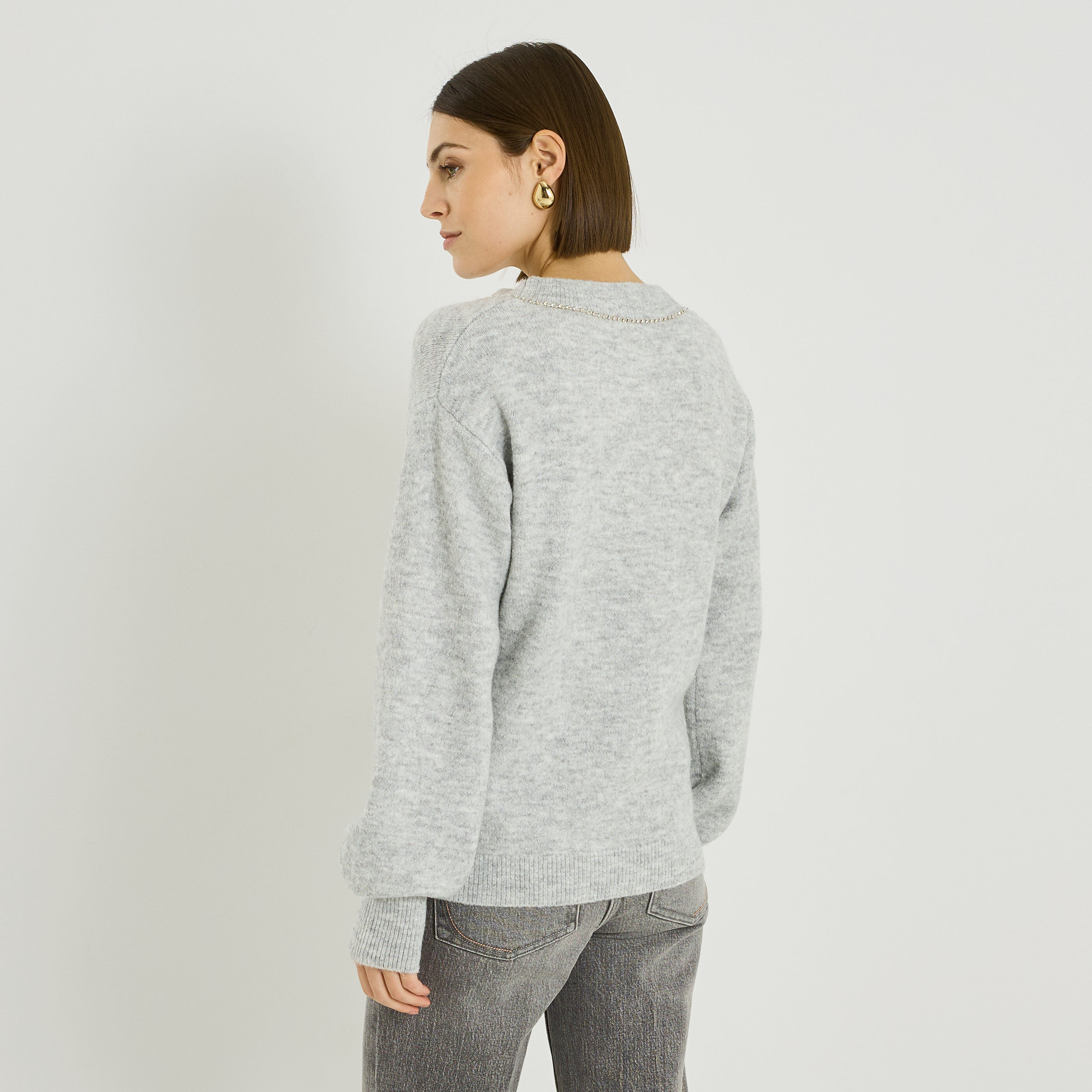 Pull col V &agrave; d&eacute;tails bijoux femme