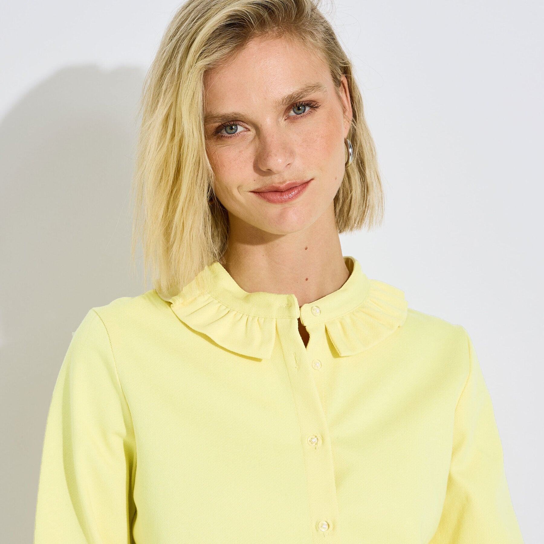 Chemise unie col froufrou femme