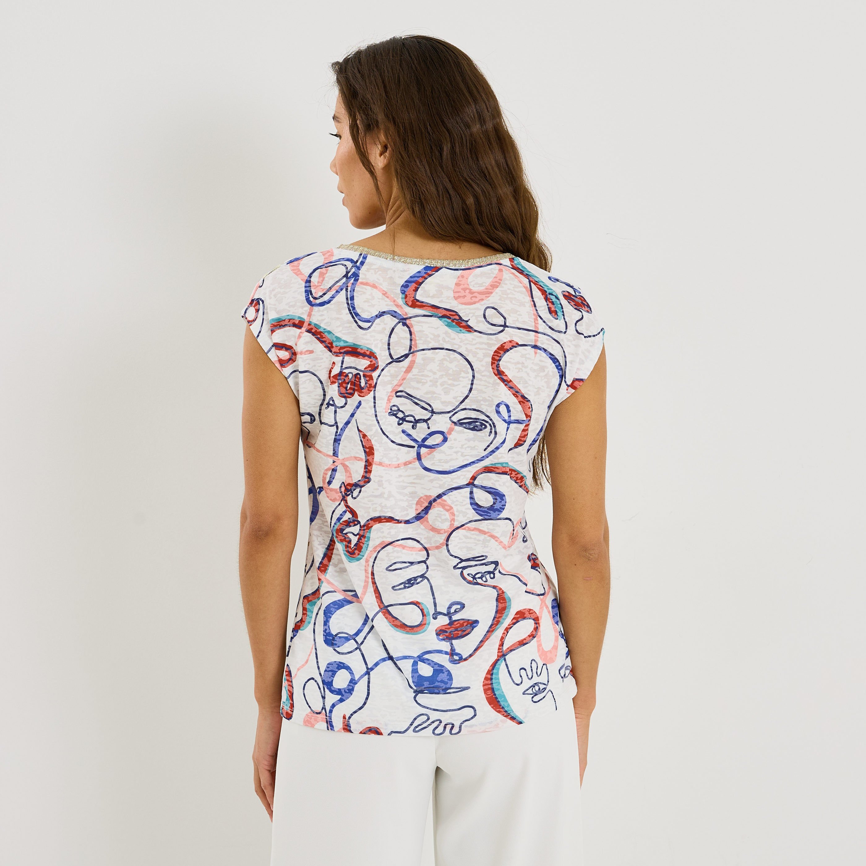 T-shirt imprim&eacute; abstrait col V femme