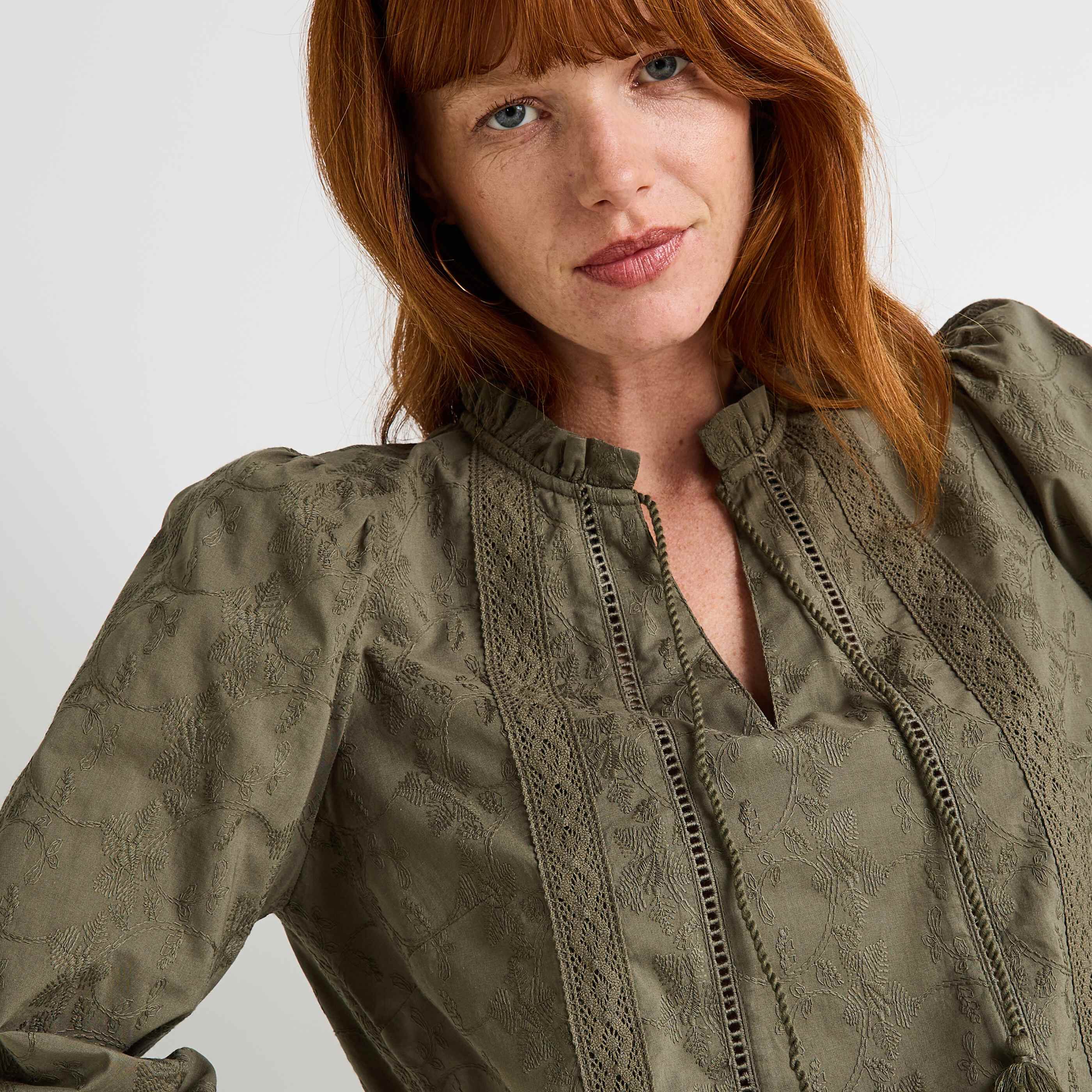Blouse brod&eacute;e femme