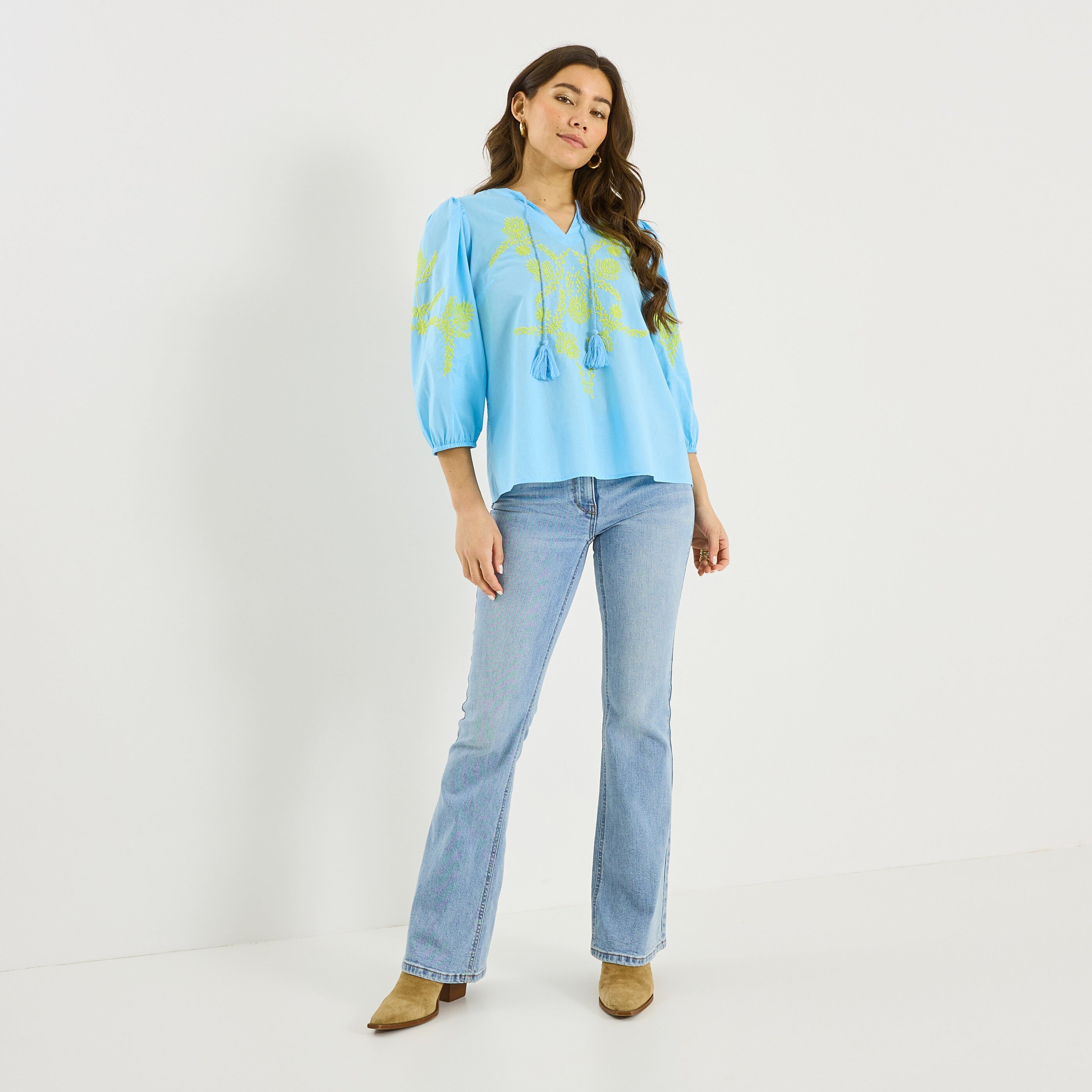 Blouse brod&eacute;e &agrave; col V femme