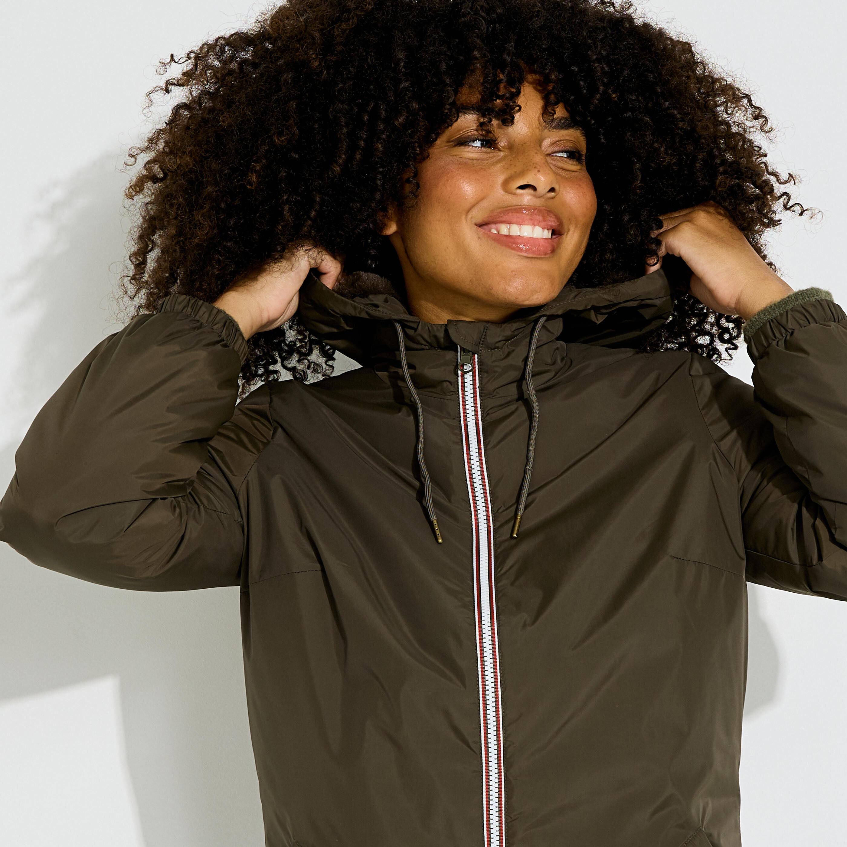 Imperm&eacute;able court &agrave; capuche femme