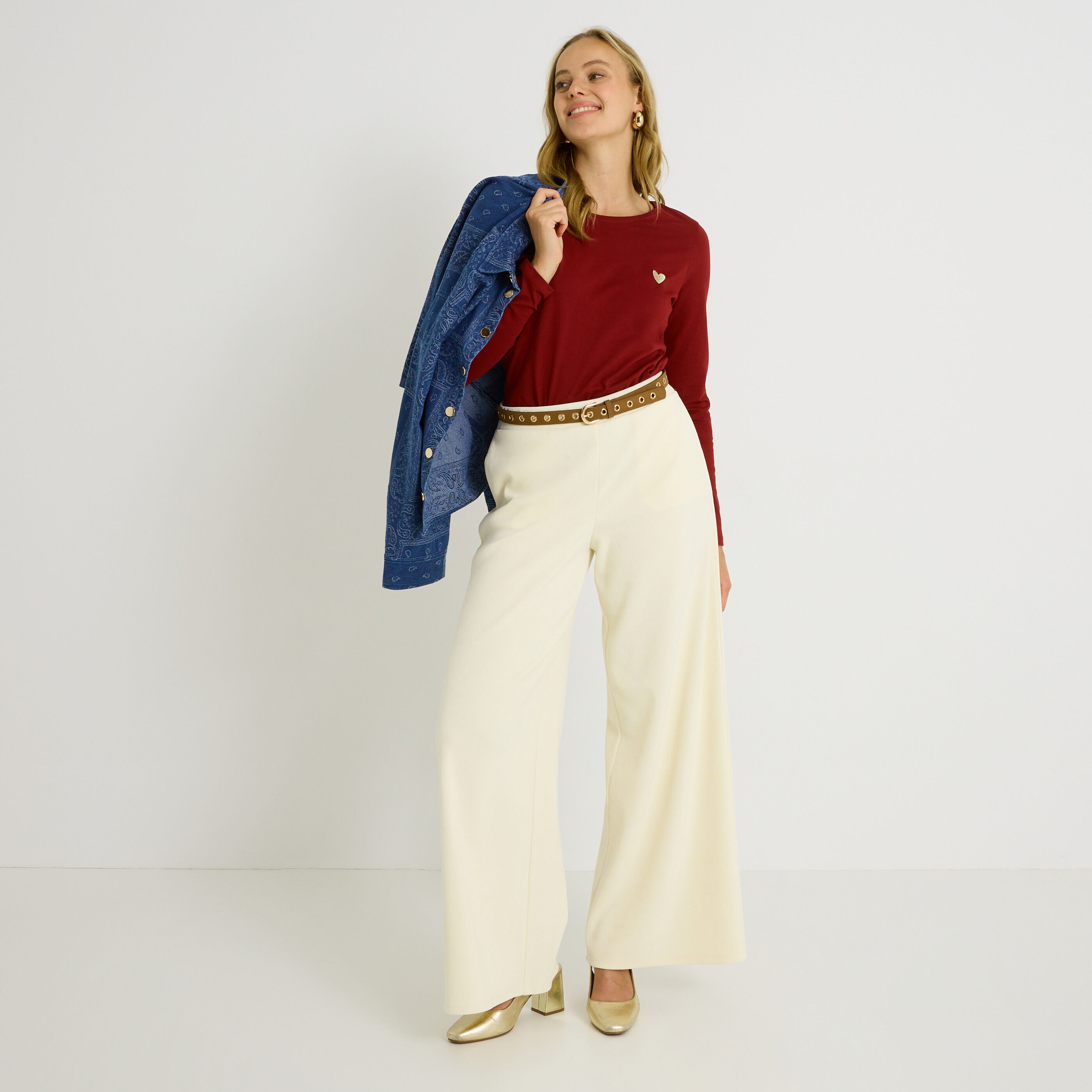 T-shirt uni avec c&oelig;ur brod&eacute; femme