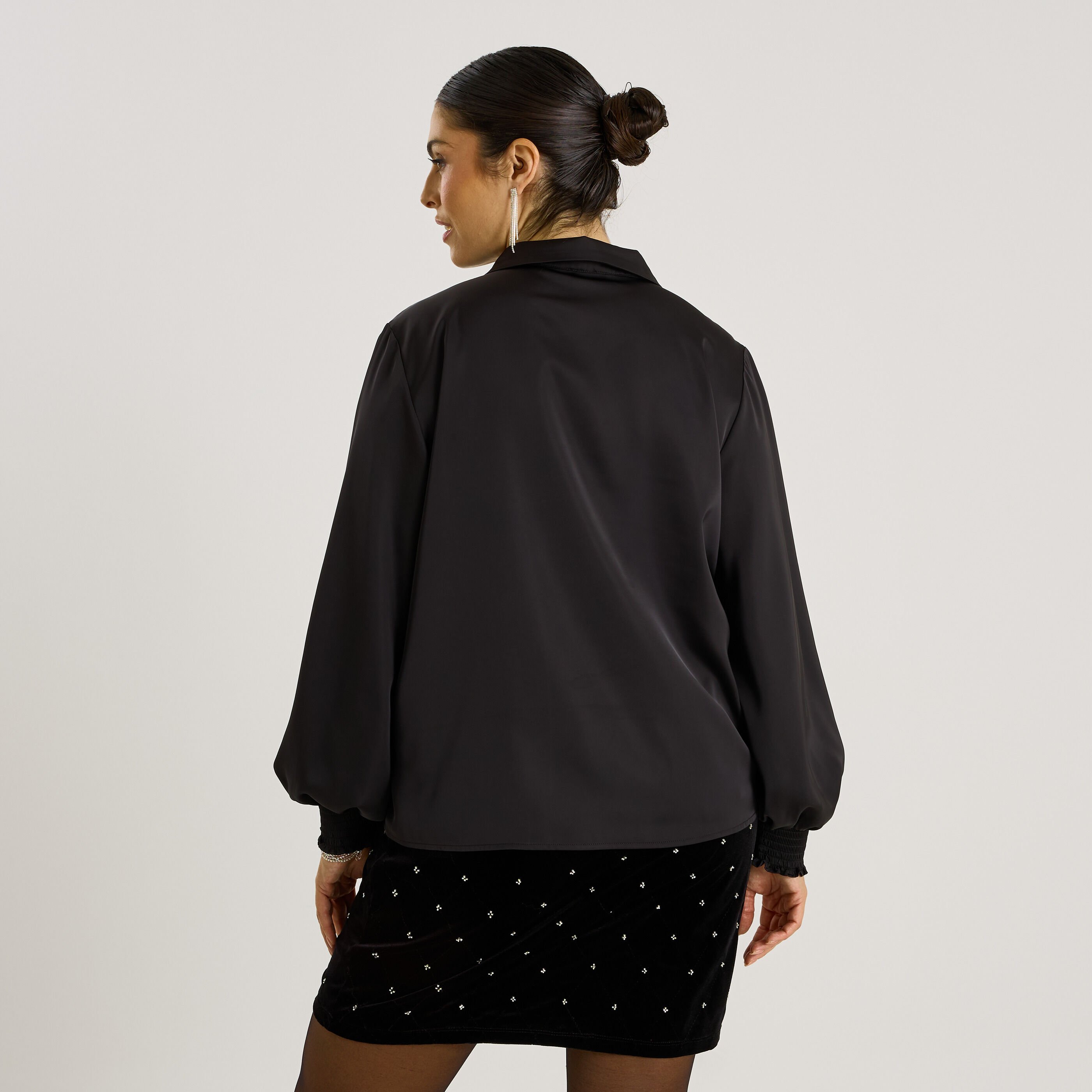 Chemise satin&eacute;e et boutons bijoux femme