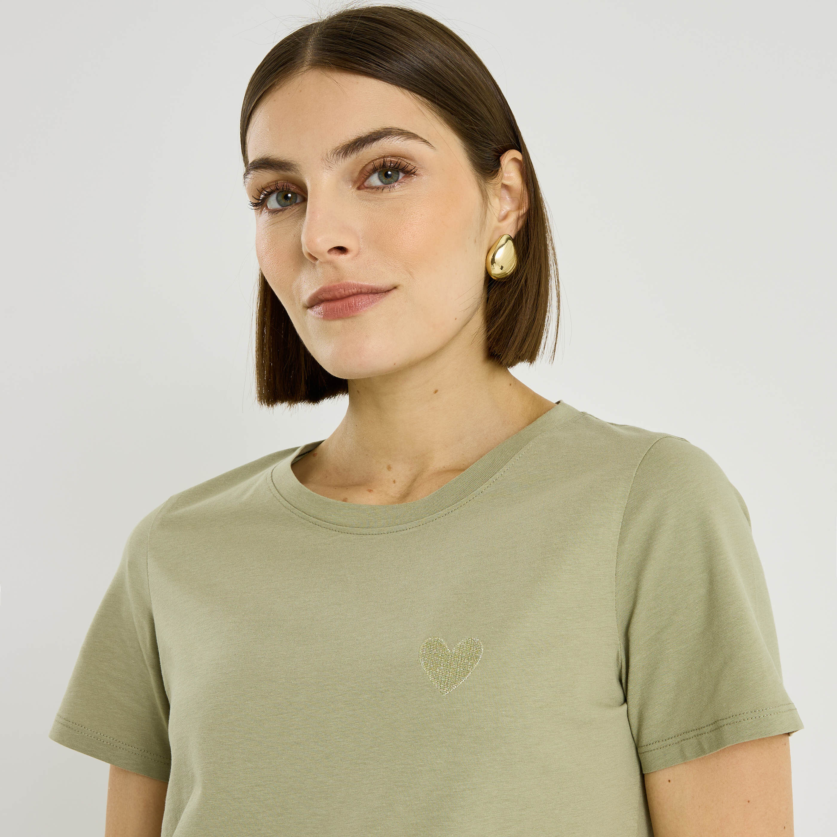 T-shirt col rond c&oelig;ur brod&eacute; femme