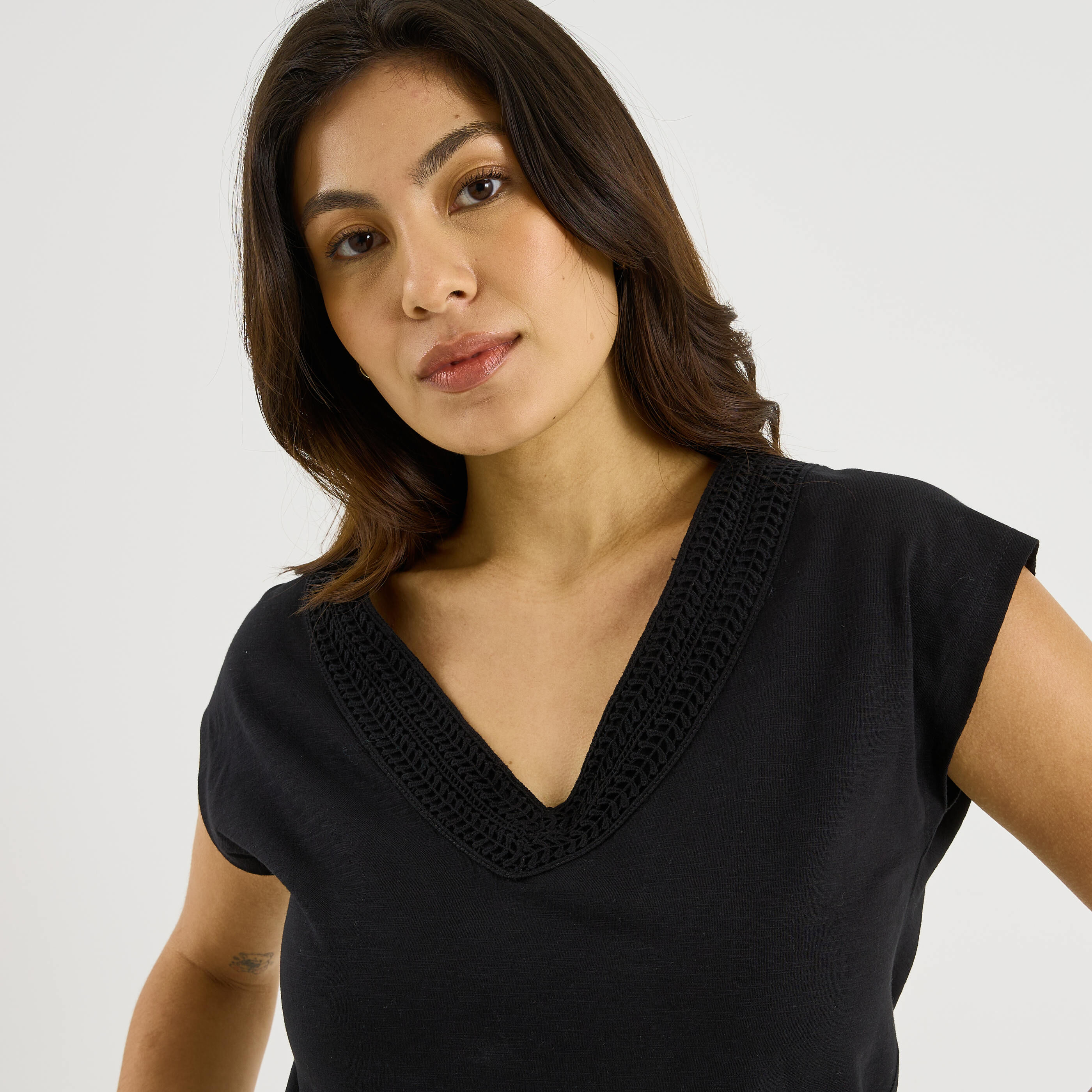 T-shirt col V ajour&eacute; femme