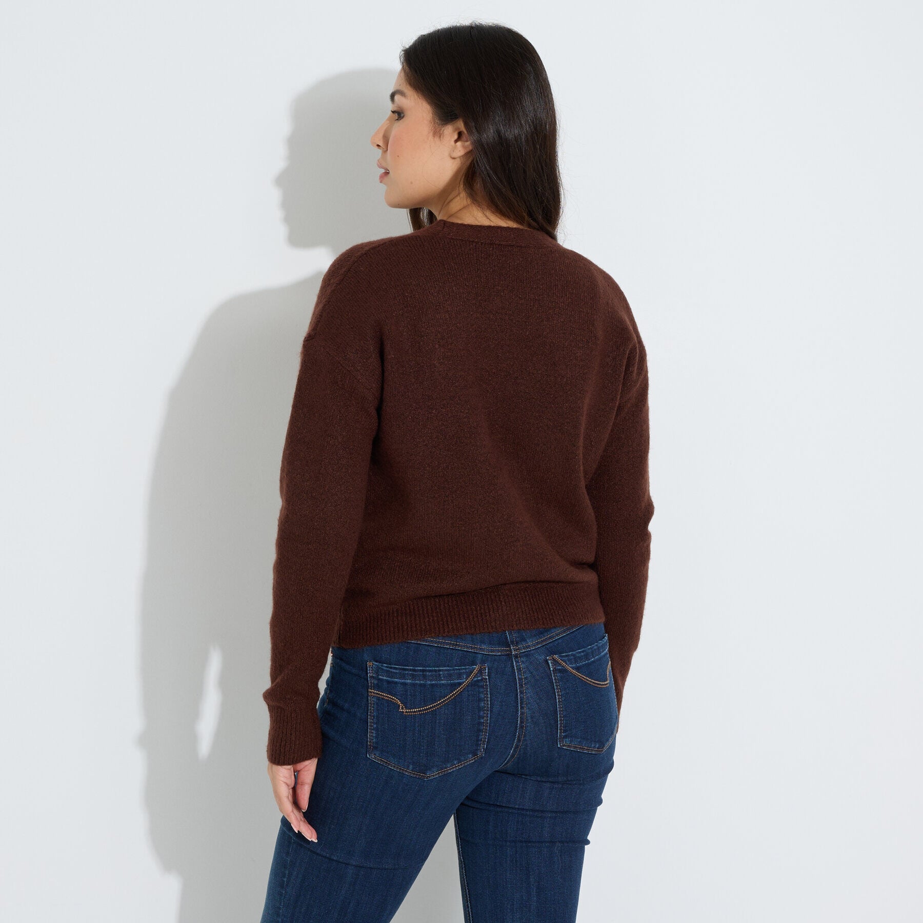 Gilet court col V boutons perl&eacute;s femme