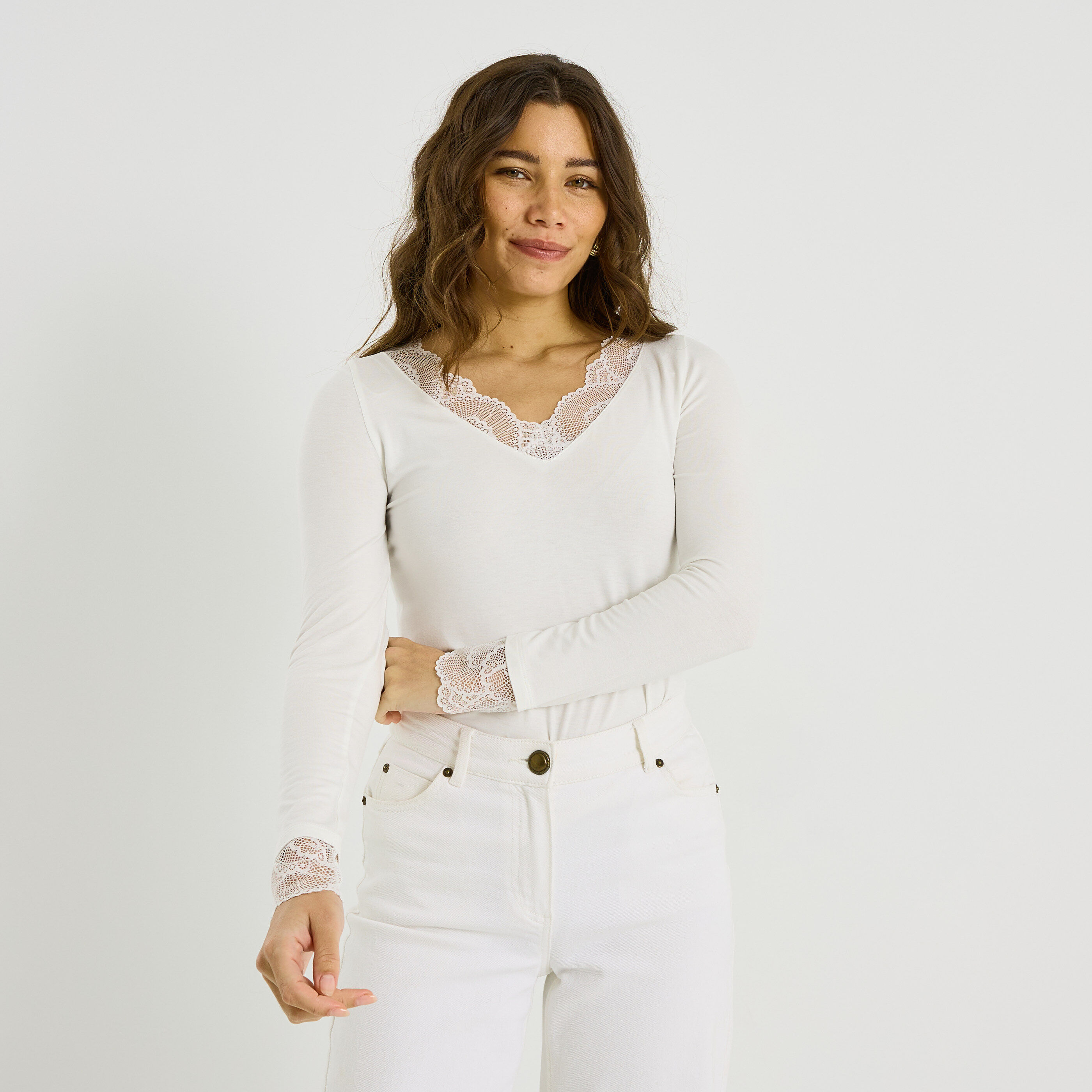 T-shirt col V &agrave; d&eacute;tails ajour&eacute;s femme