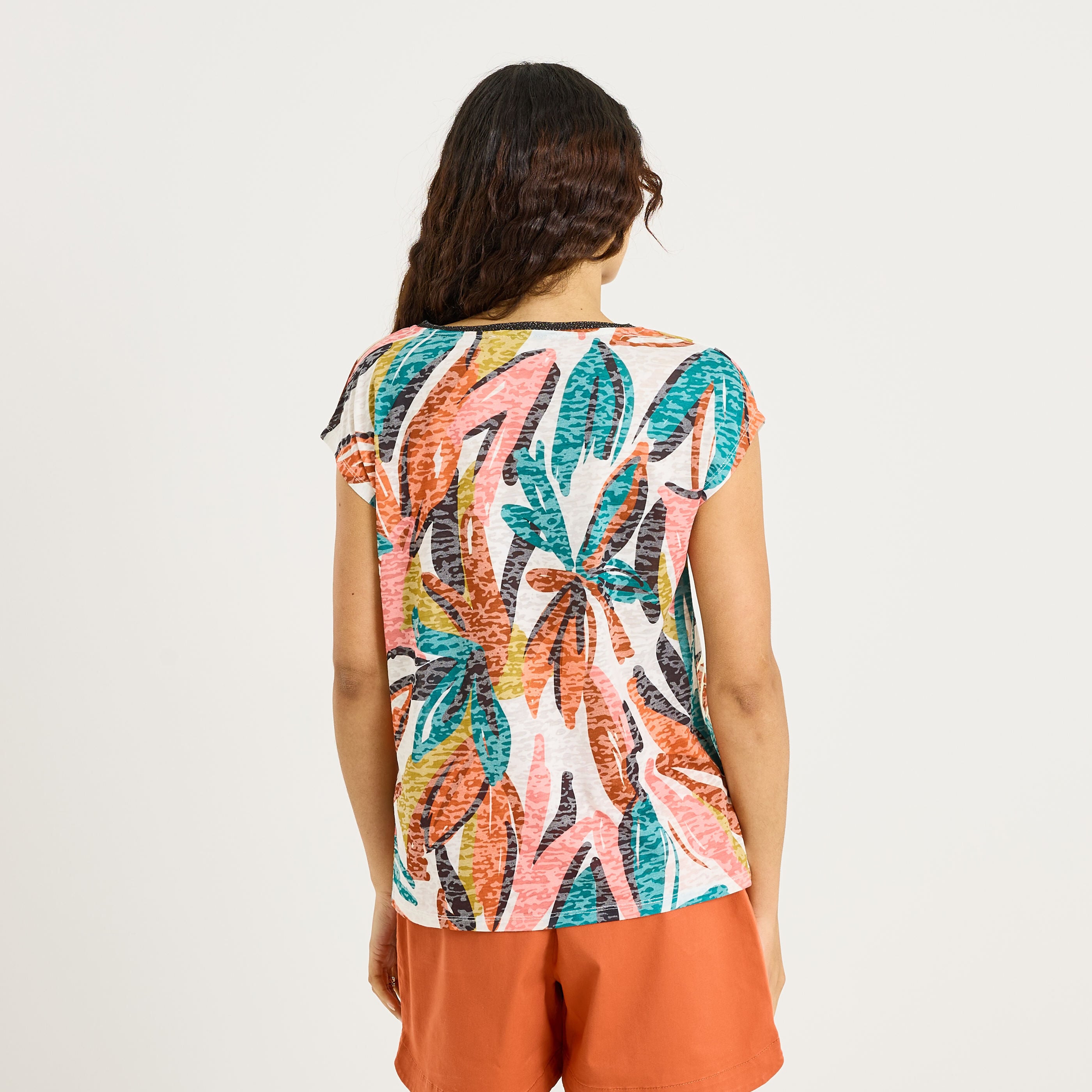 T-shirt col V imprim&eacute; feuillage femme