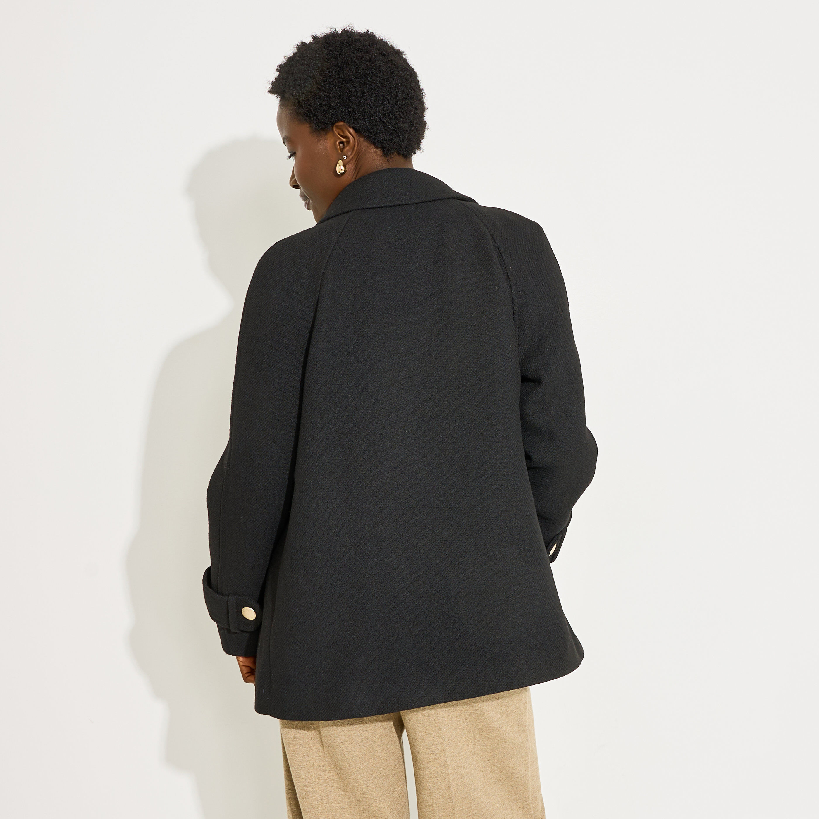 Manteau court droit caban boutonn&eacute; femme