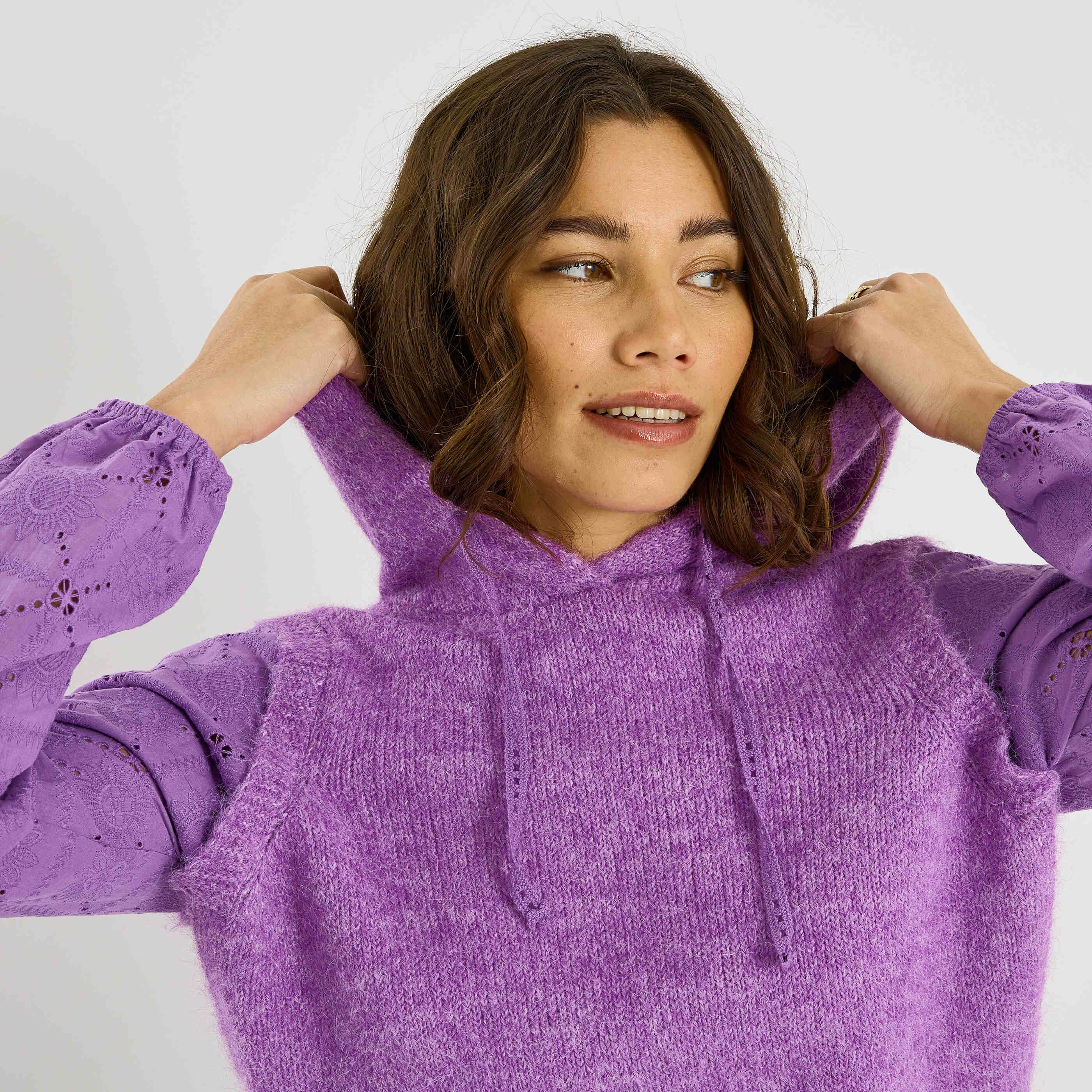 Pull bi-mati&egrave;re &agrave; capuche femme