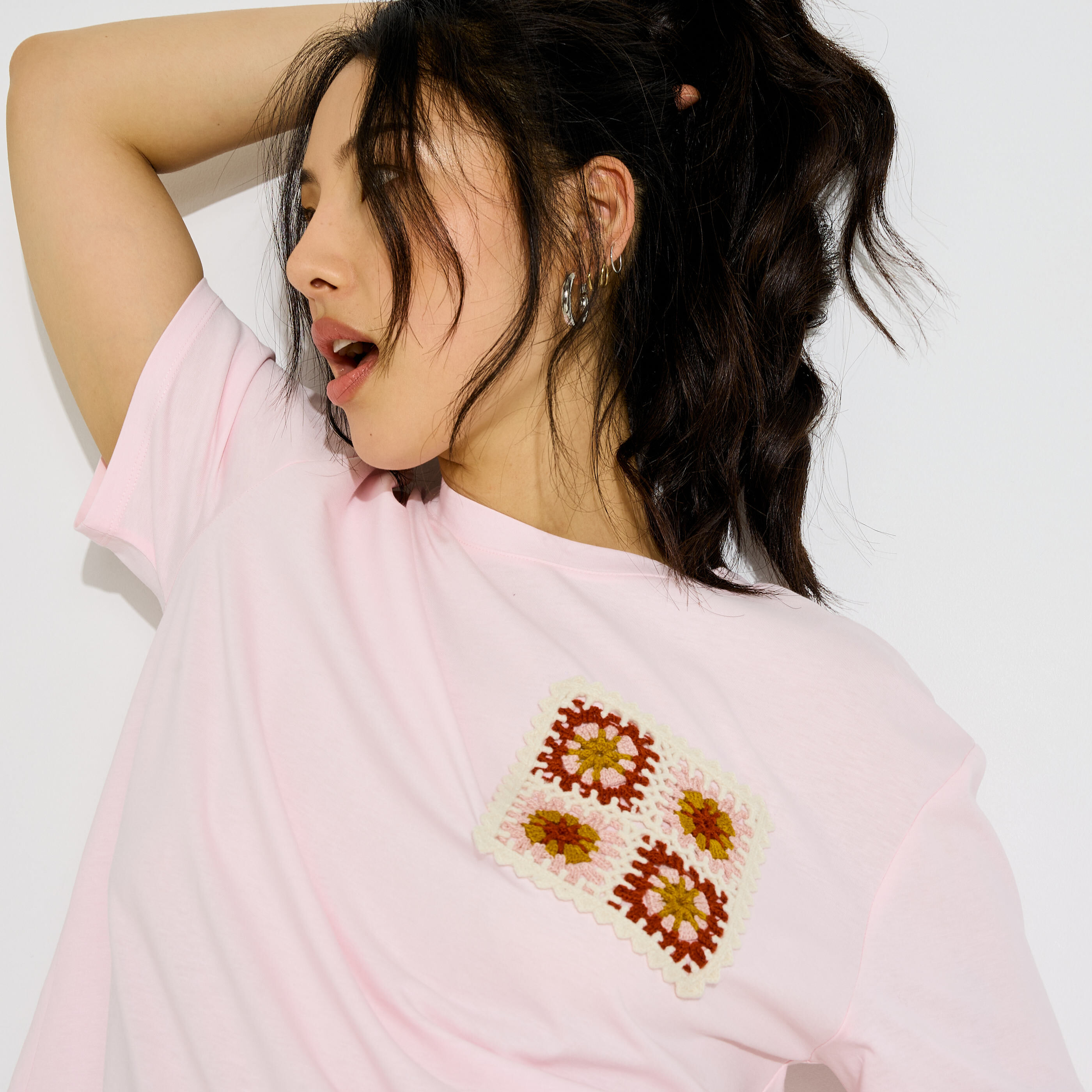 T-shirt col rond d&eacute;tail crochet femme