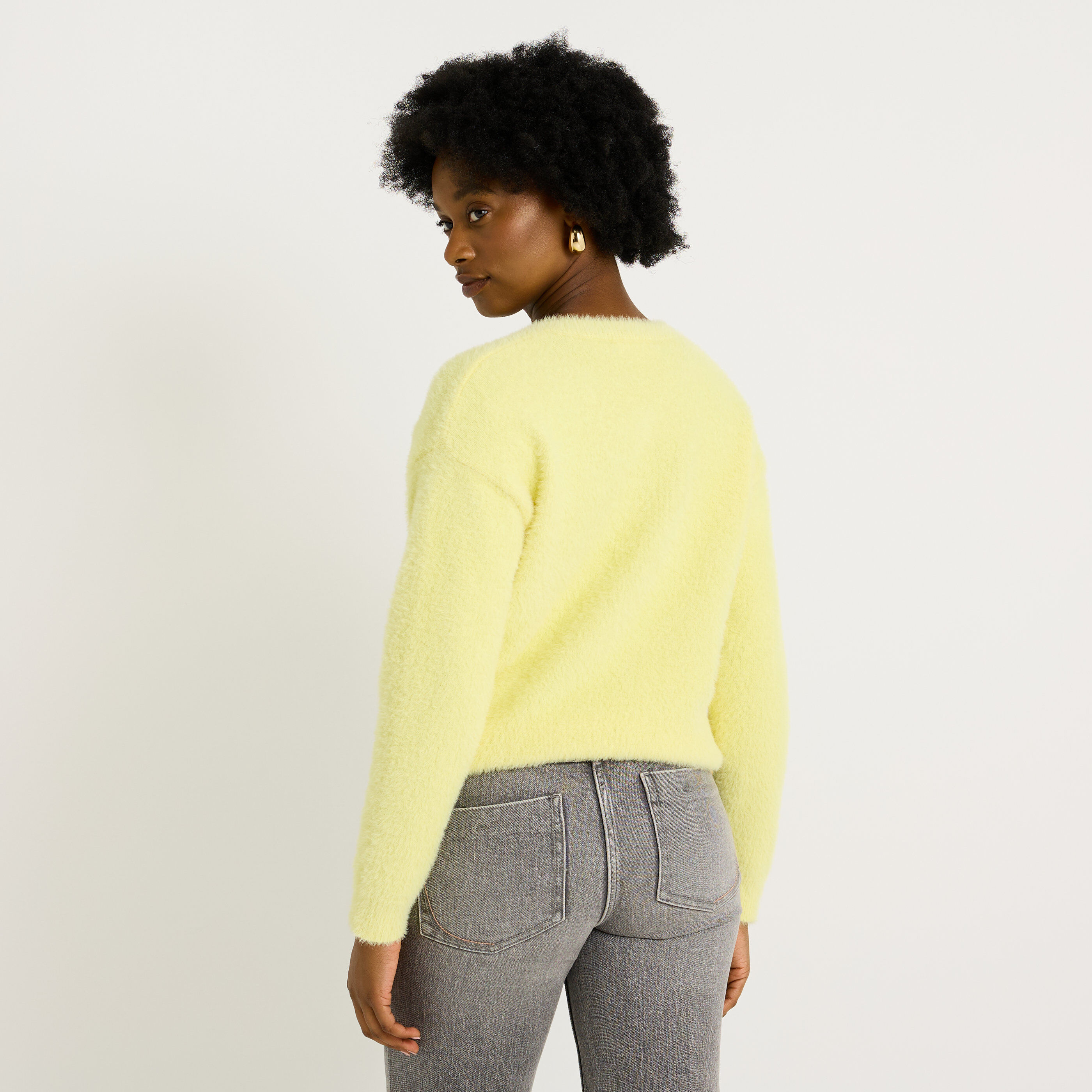 Pull fluffy col boutonn&eacute; femme