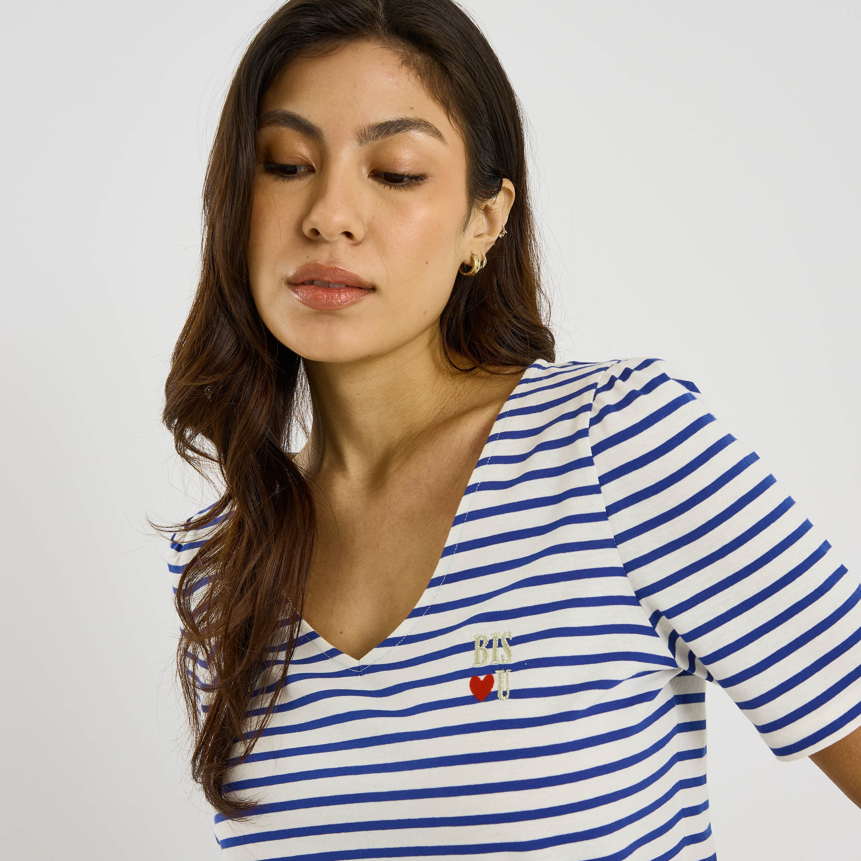 T-shirt ray&eacute; col V avec broderie femme