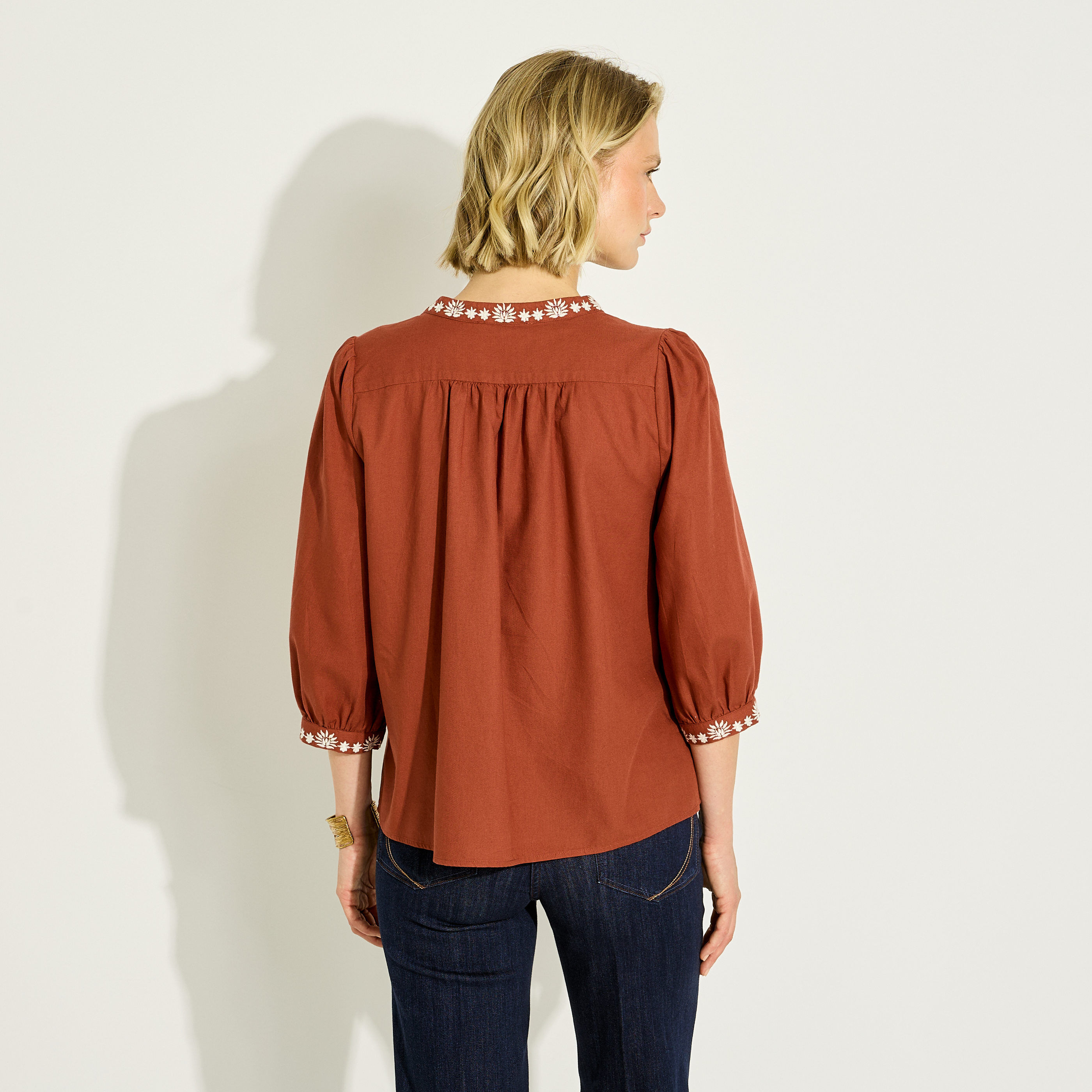 Blouse &agrave; broderies florales femme