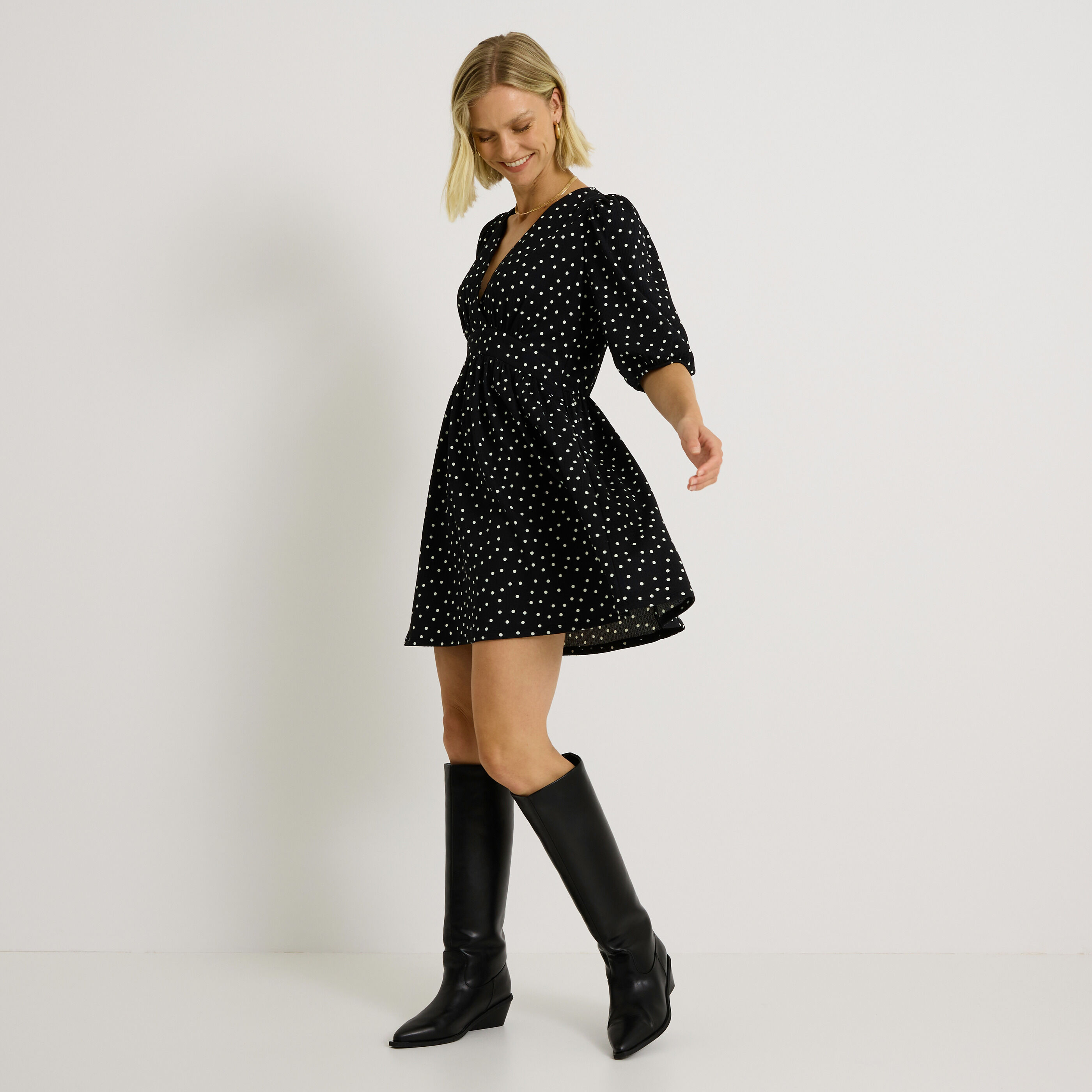 Robe col V &agrave; pois