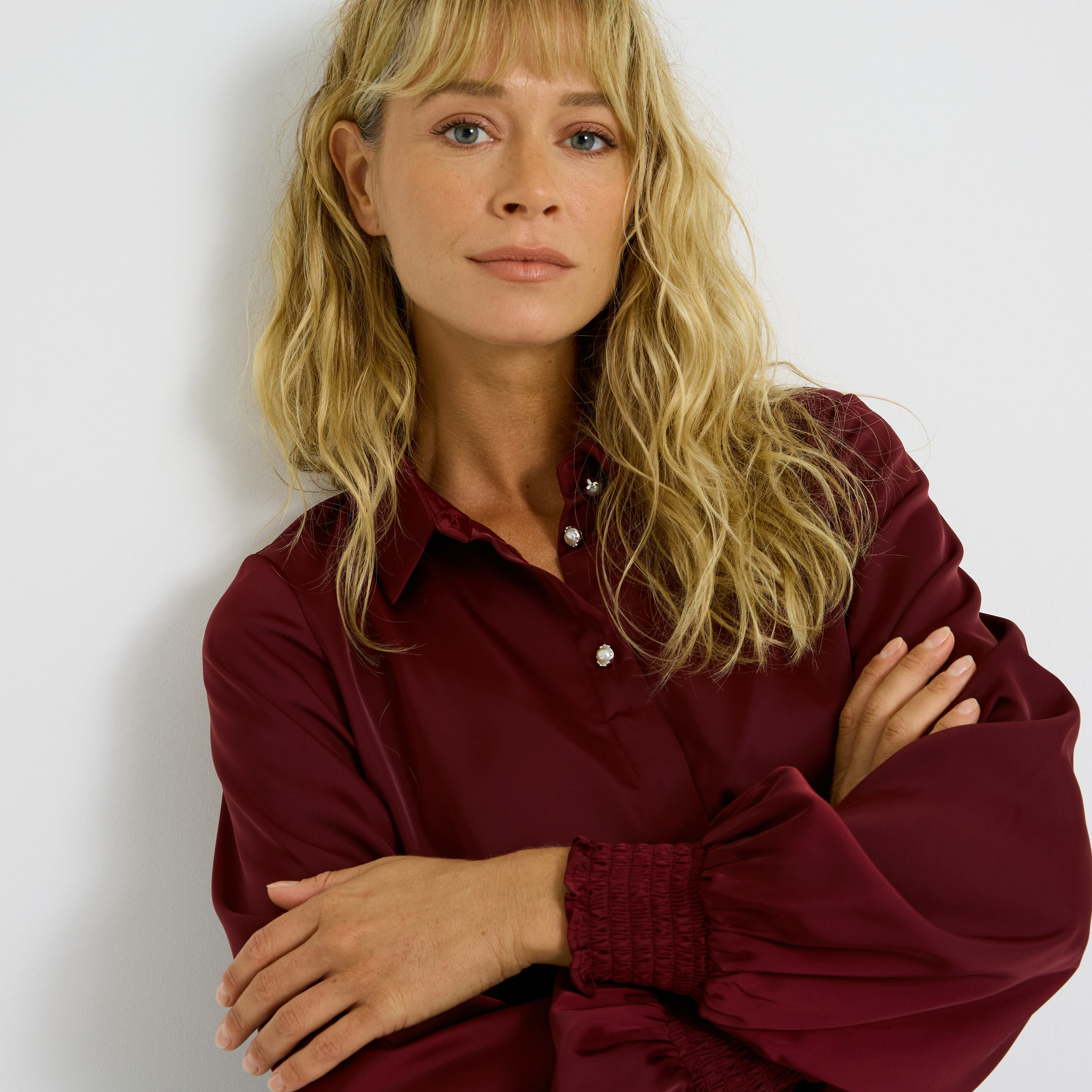 Chemise satin&eacute;e et boutons bijoux femme