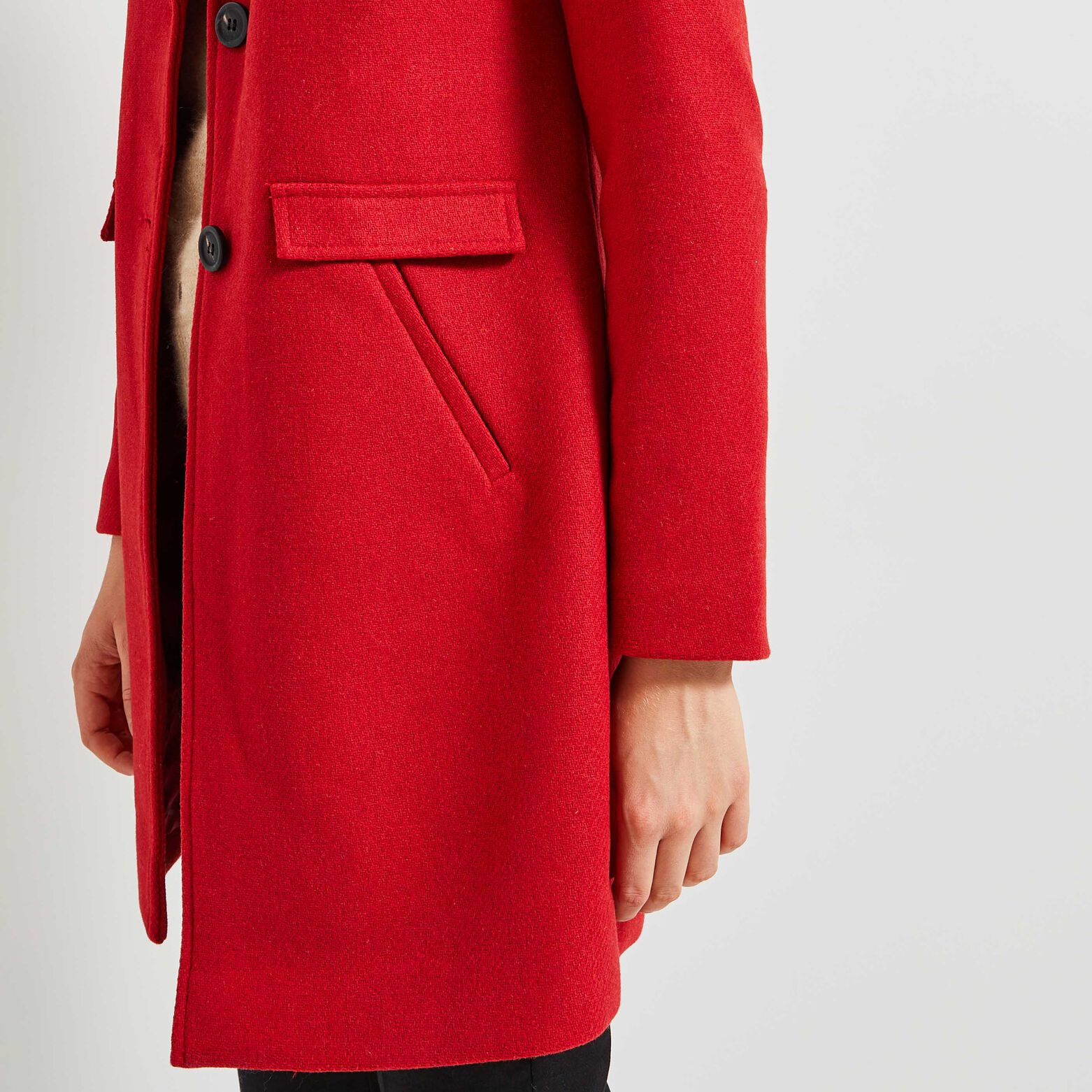 Manteau par-dessus femme