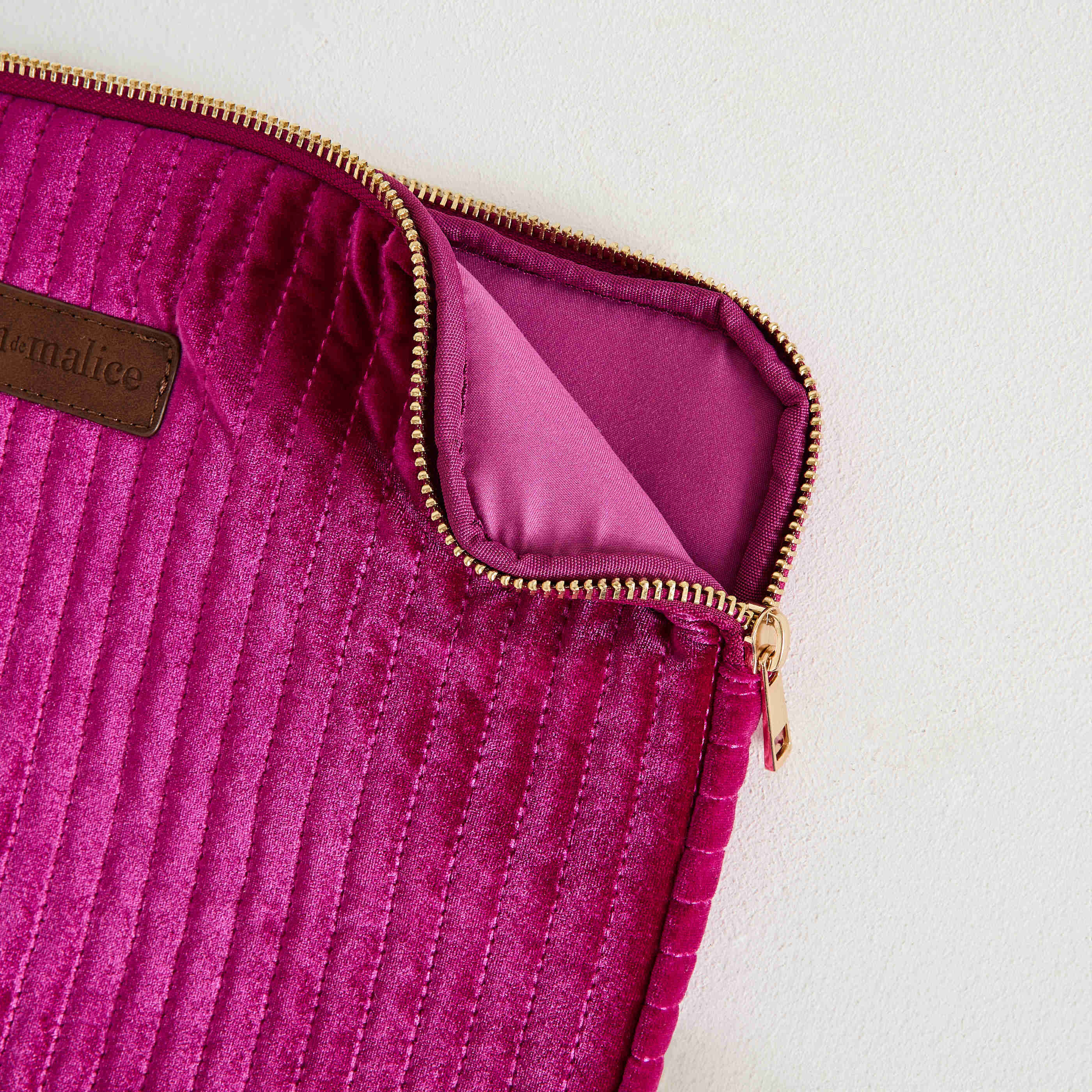 Pochette d'ordinateur velours matelass&eacute;