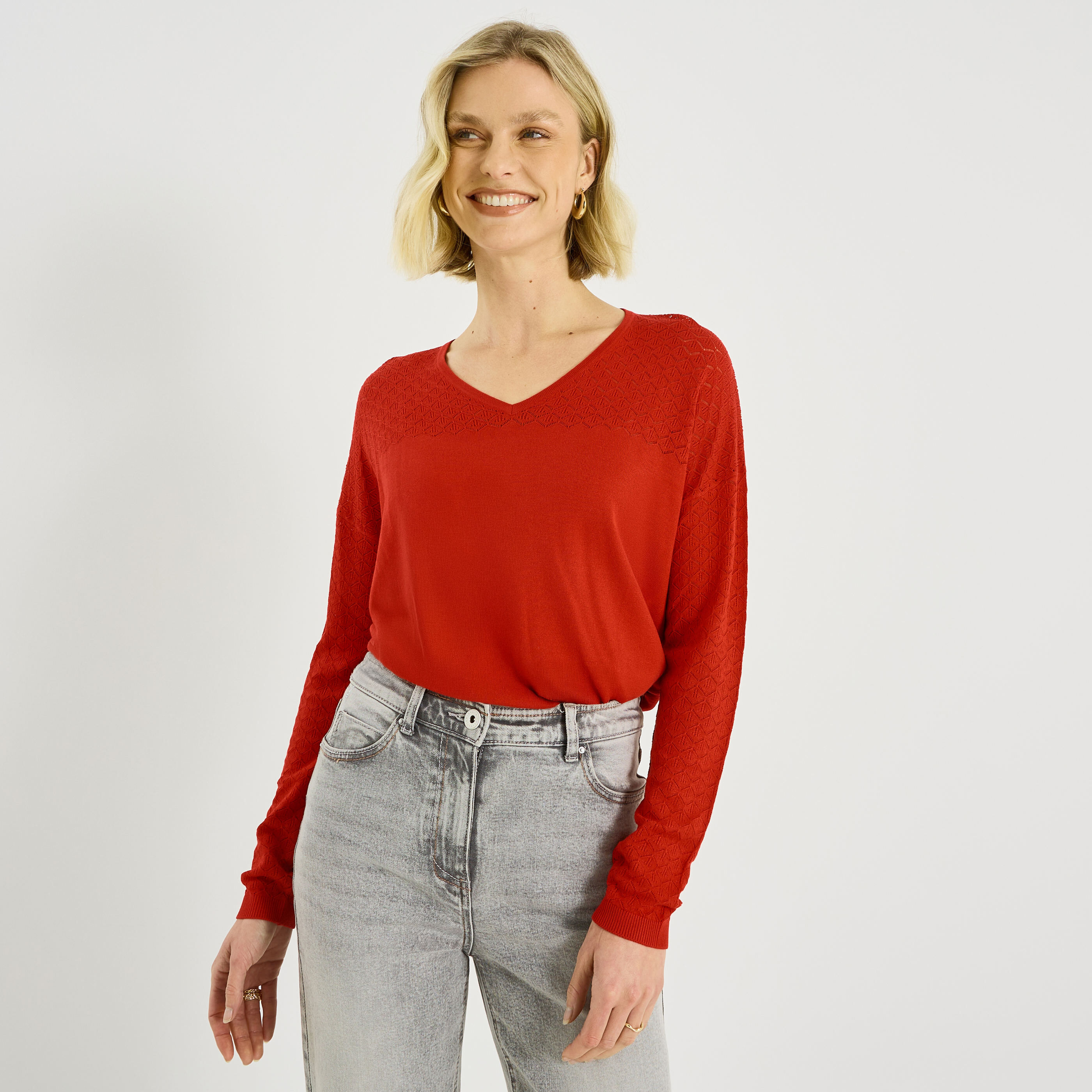 Pull col V d&eacute;tails ajour&eacute;s femme
