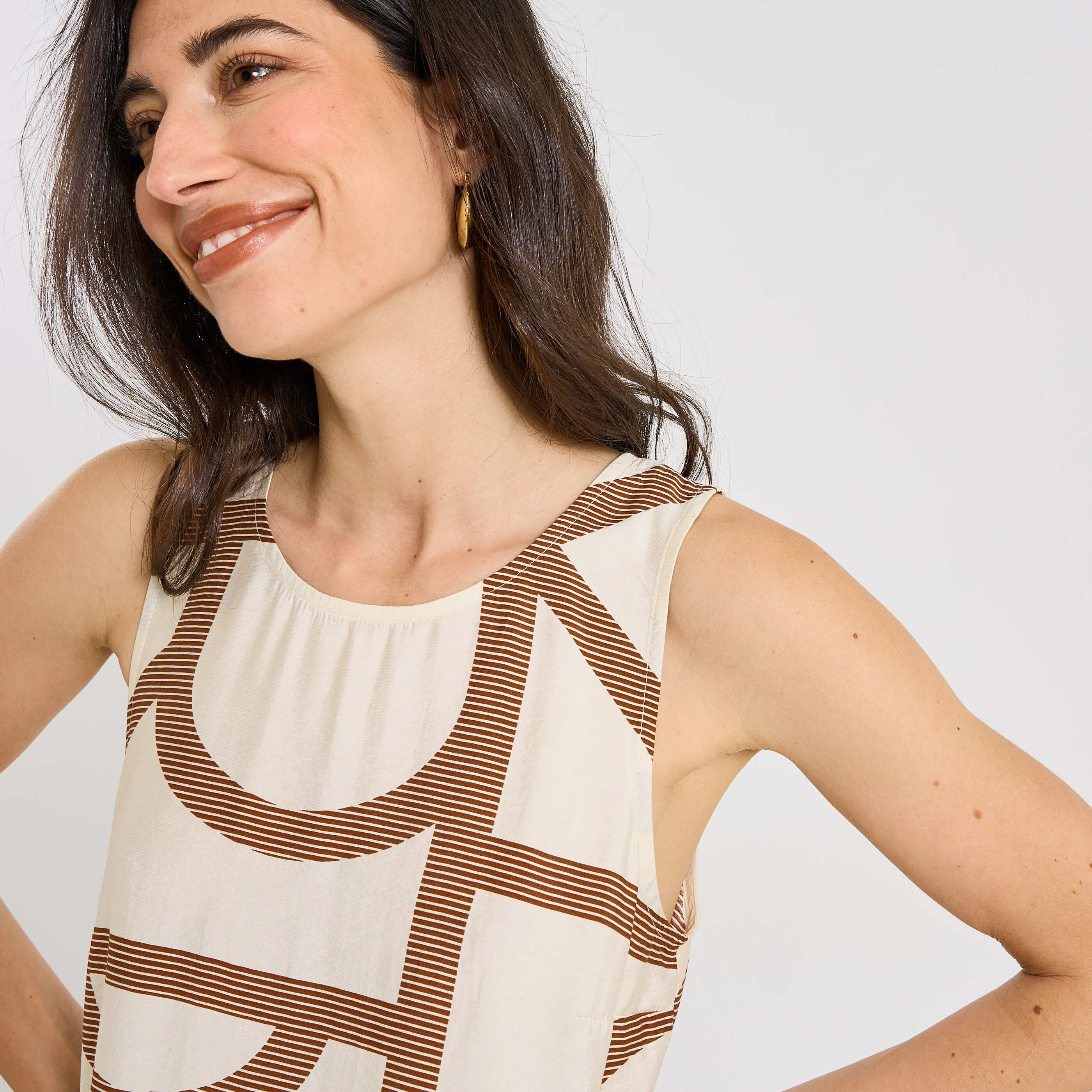 Robe longue fluide sans manches habill&eacute;e