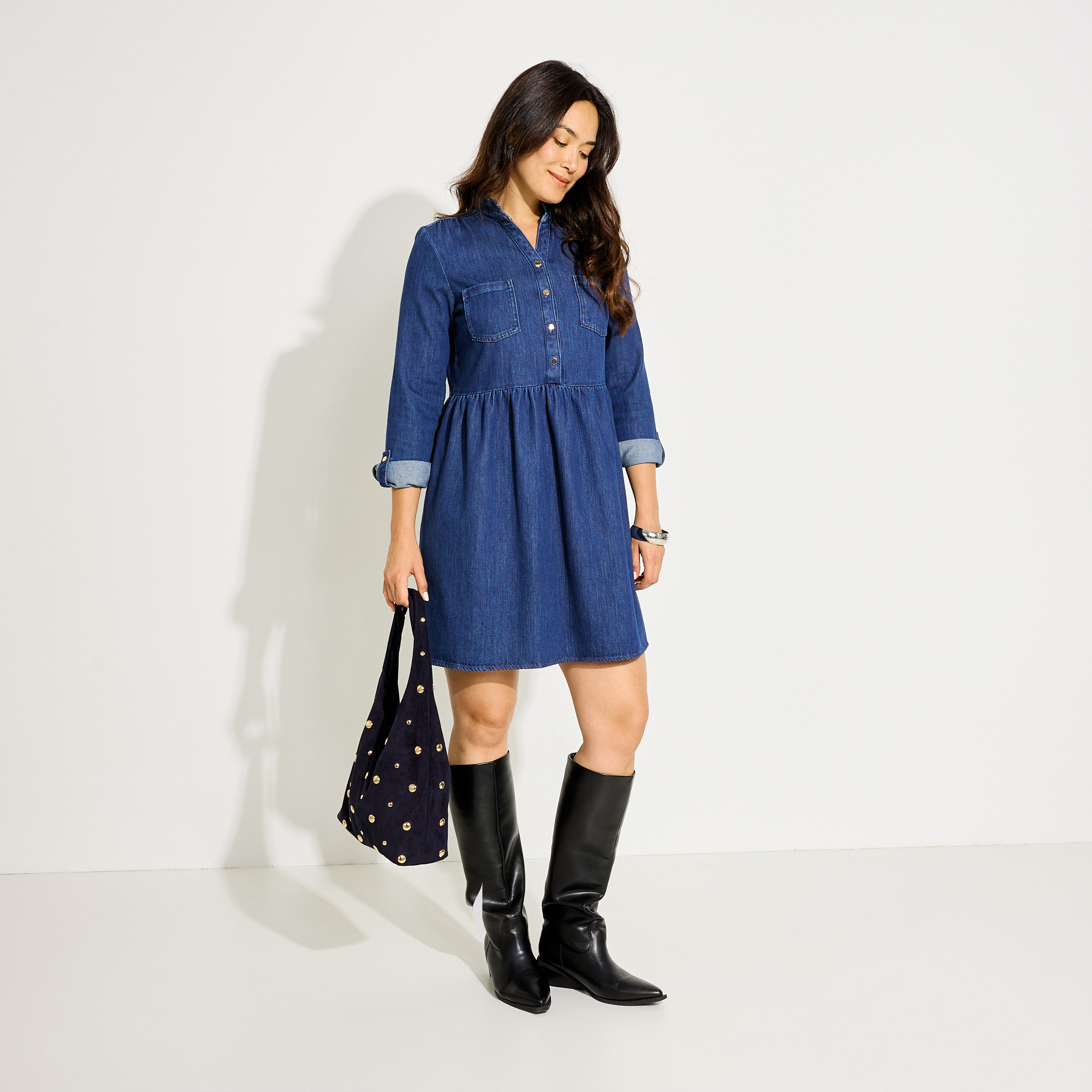 Robe courte fluide &eacute;vas&eacute;e en jean