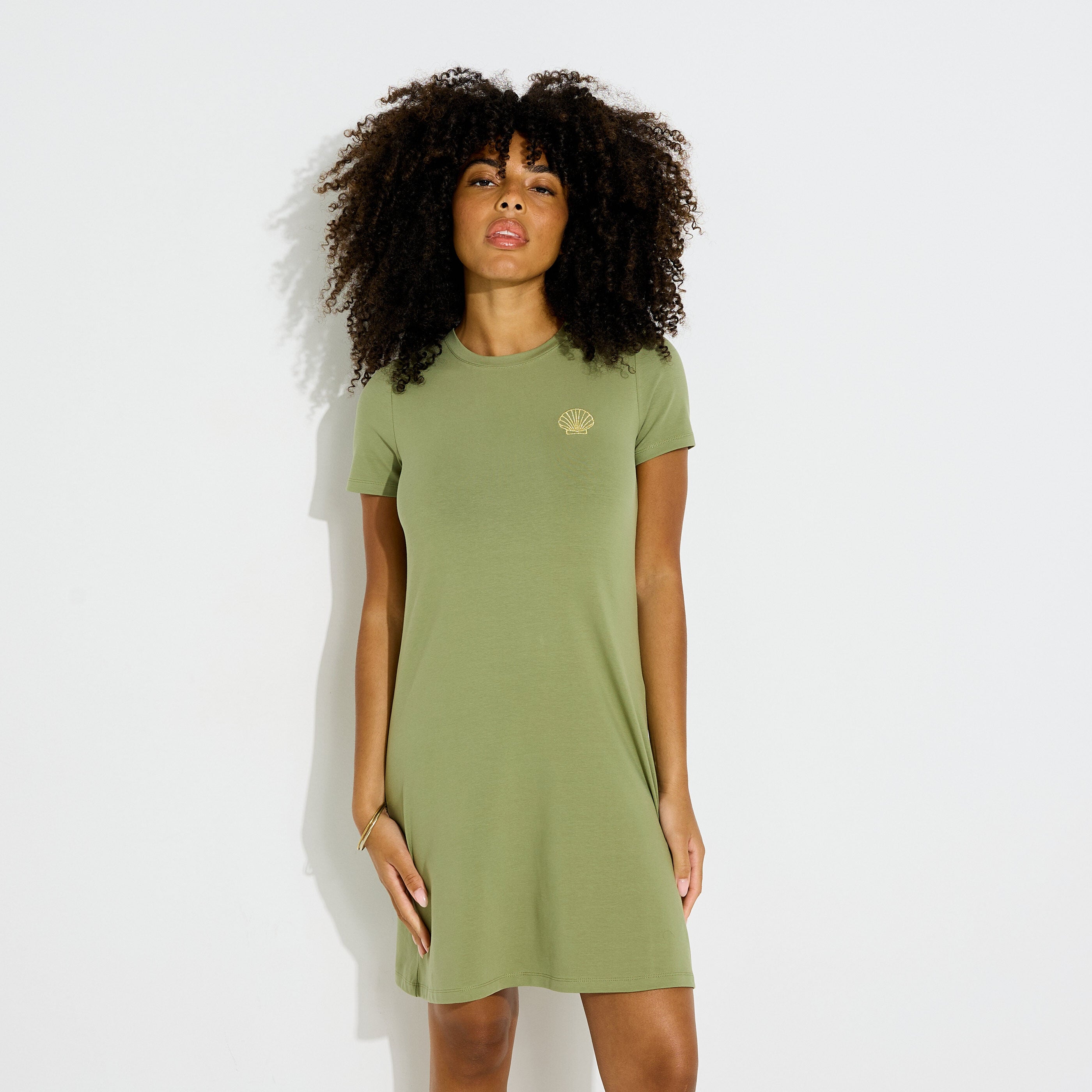 Robe t-shirt courte broderie coquillage