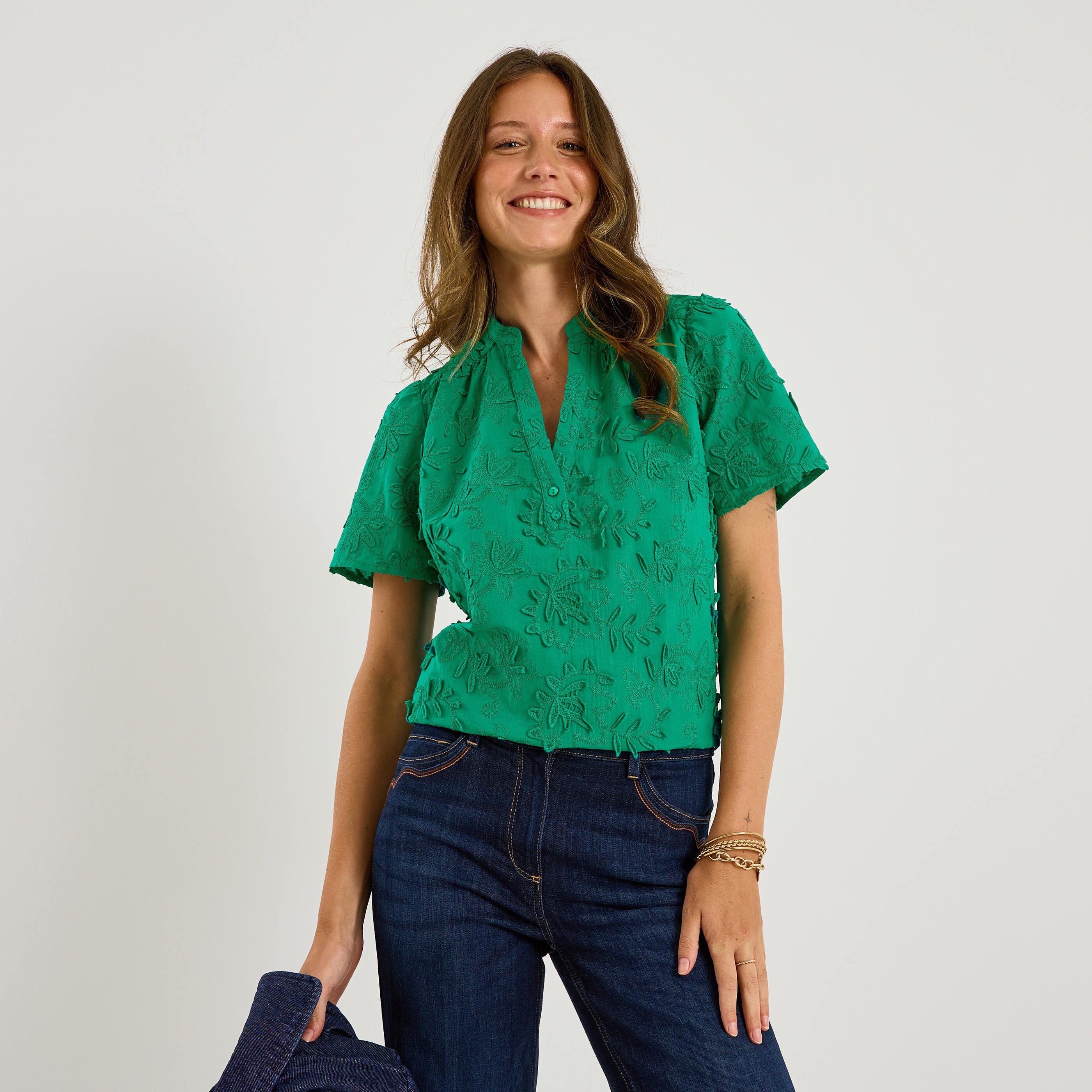 Blouse brod&eacute;e manches courtes femme