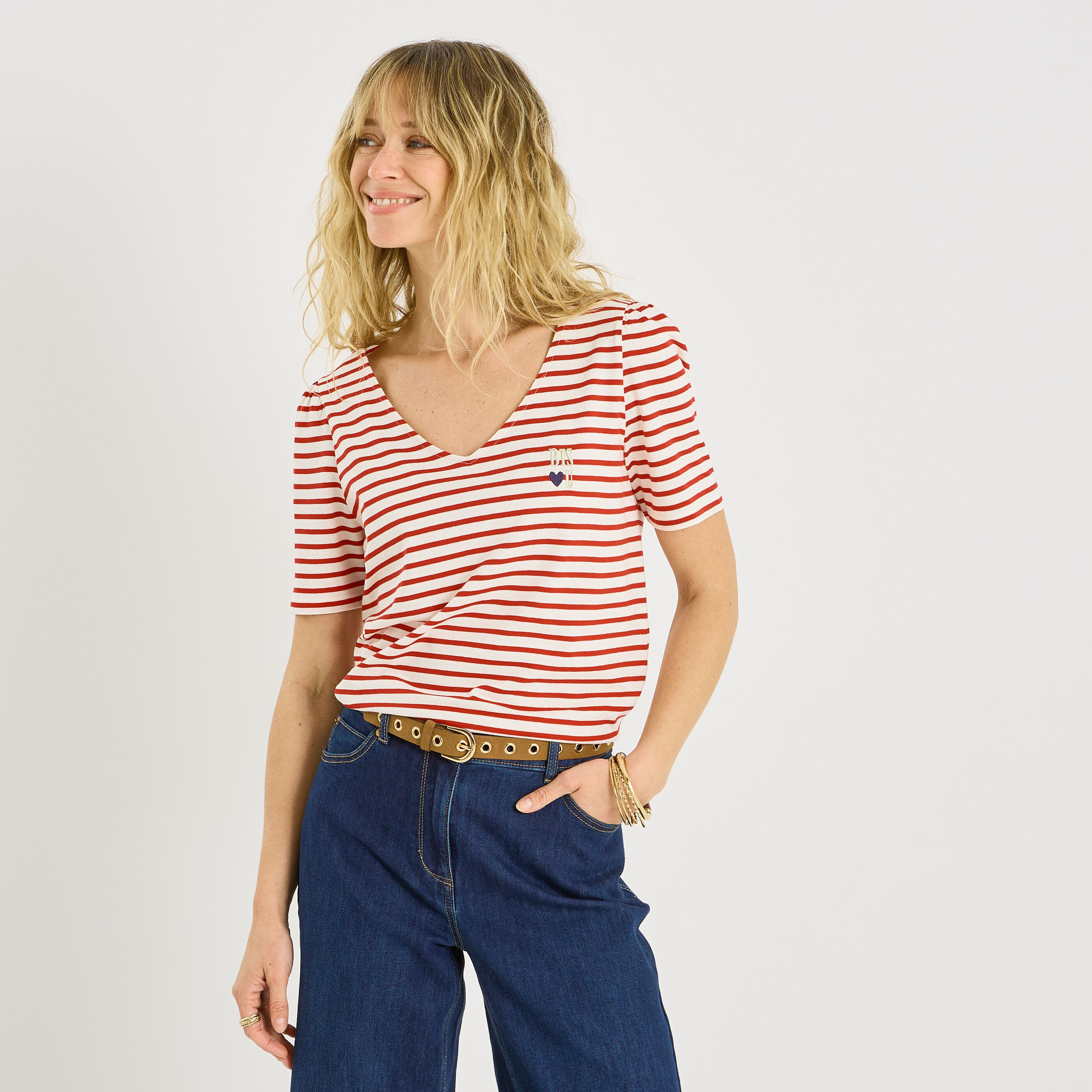 T-shirt ray&eacute; col V avec broderie femme