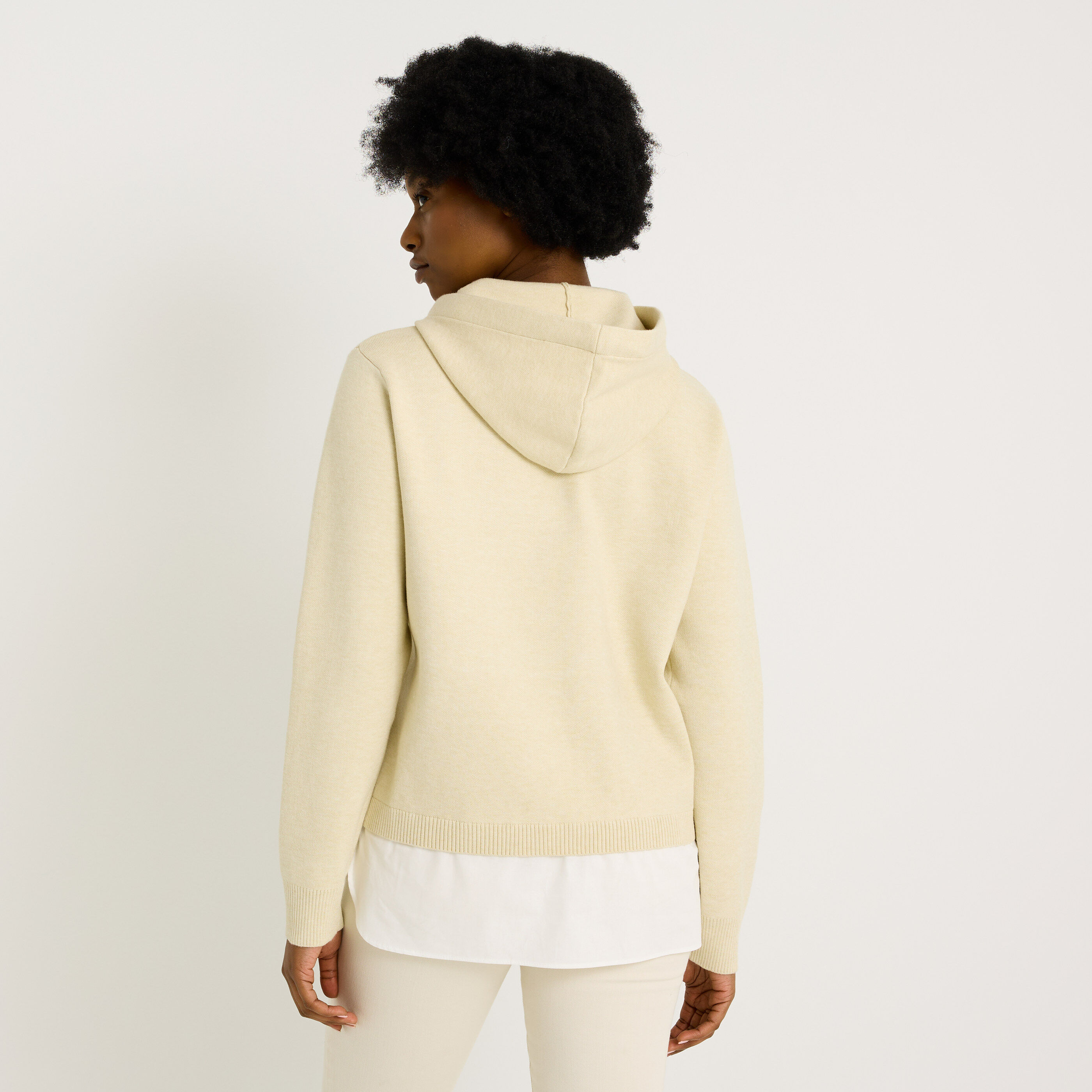 Pull bi-mati&egrave;re &agrave; capuche femme