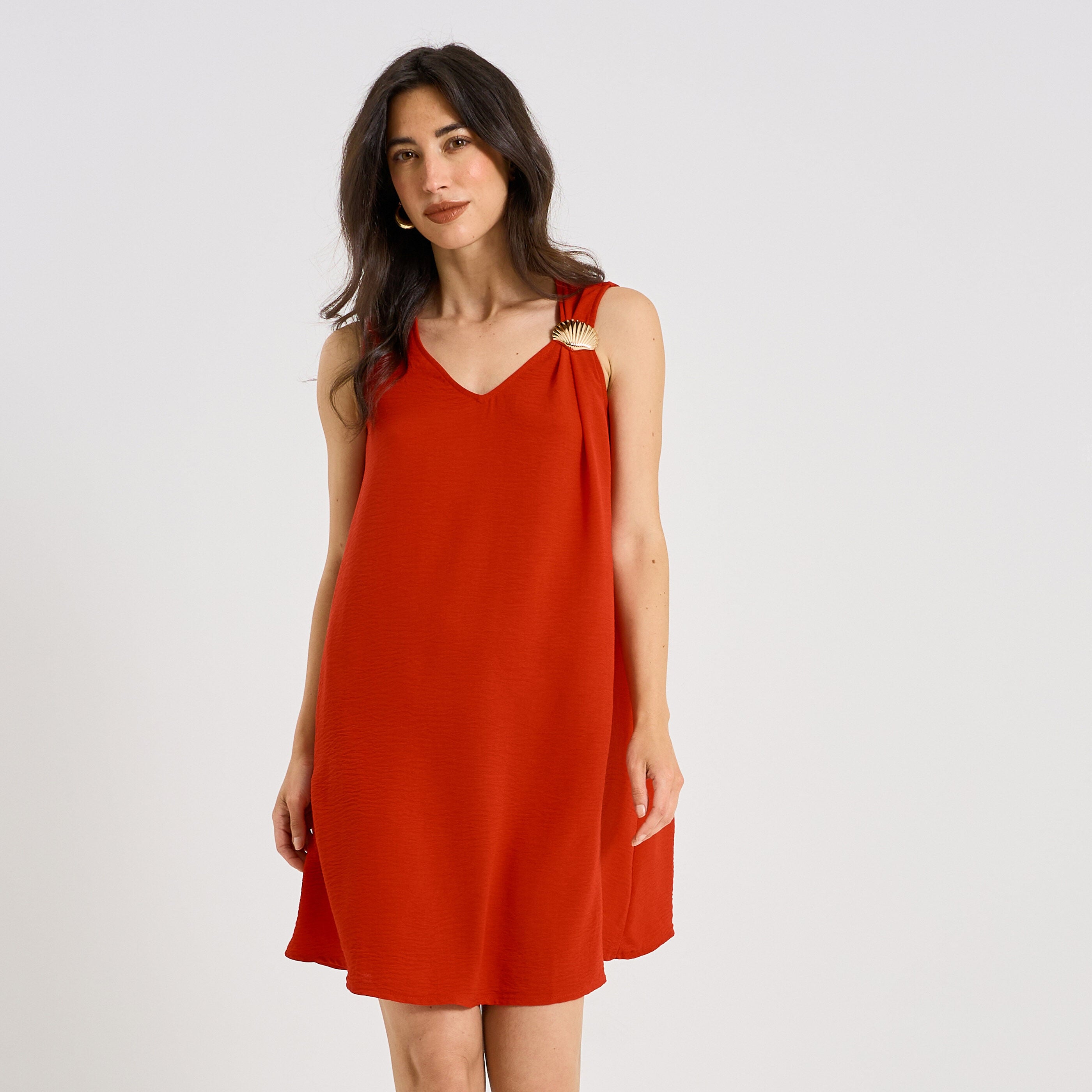 Robe courte fluide d&eacute;tail bijou