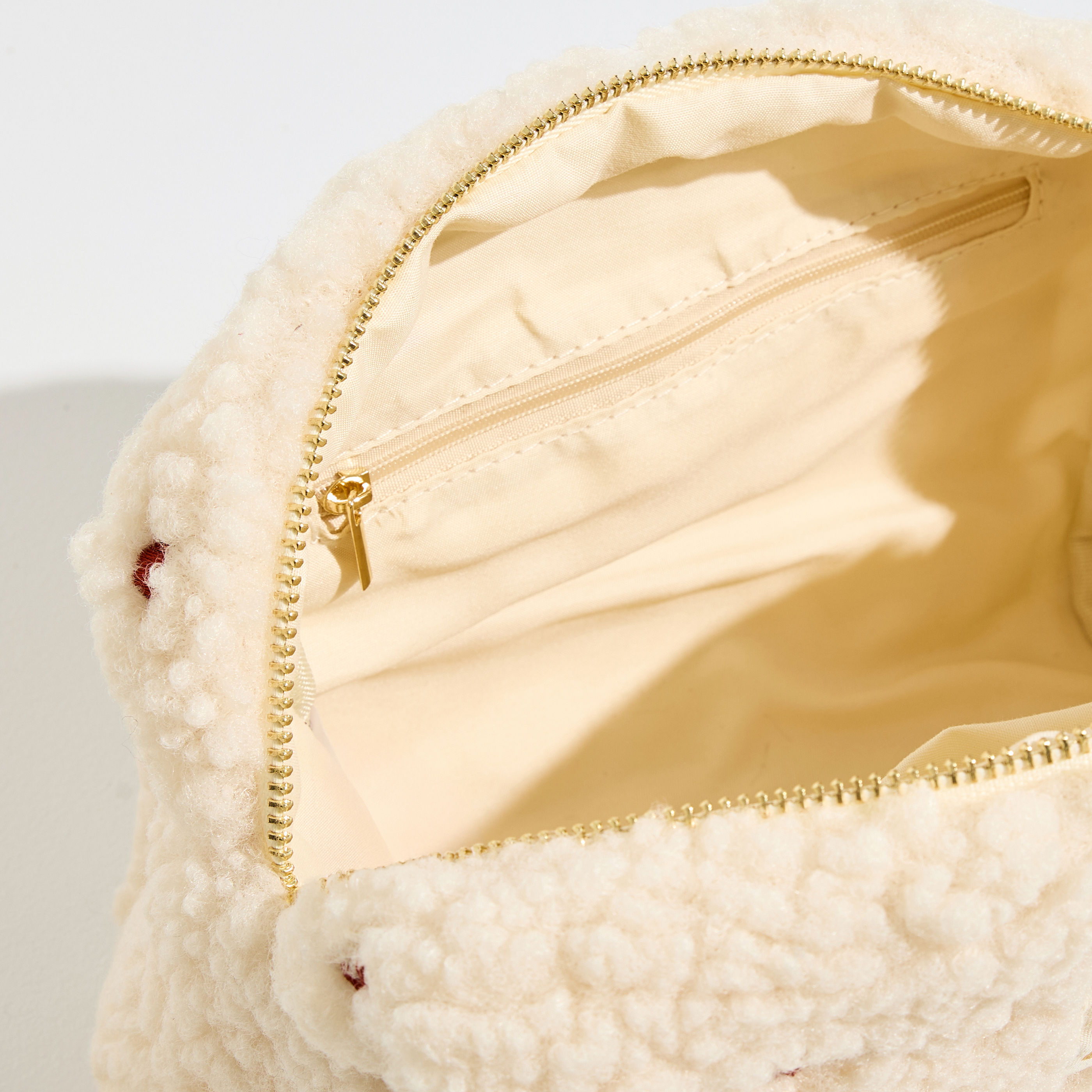 Trousse moumoute motifs c&oelig;urs femme