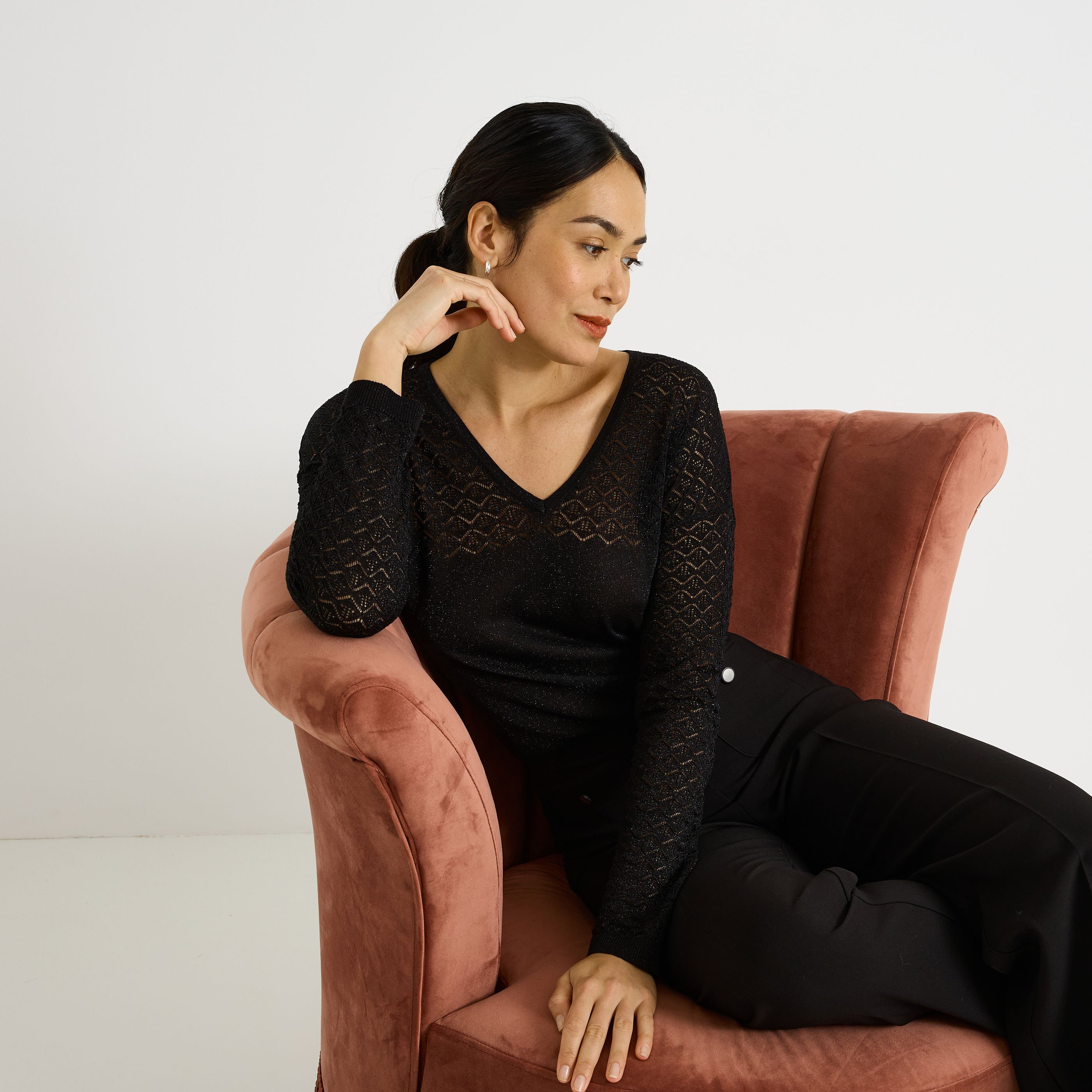 Pull col V d&eacute;tails ajour&eacute;s femme