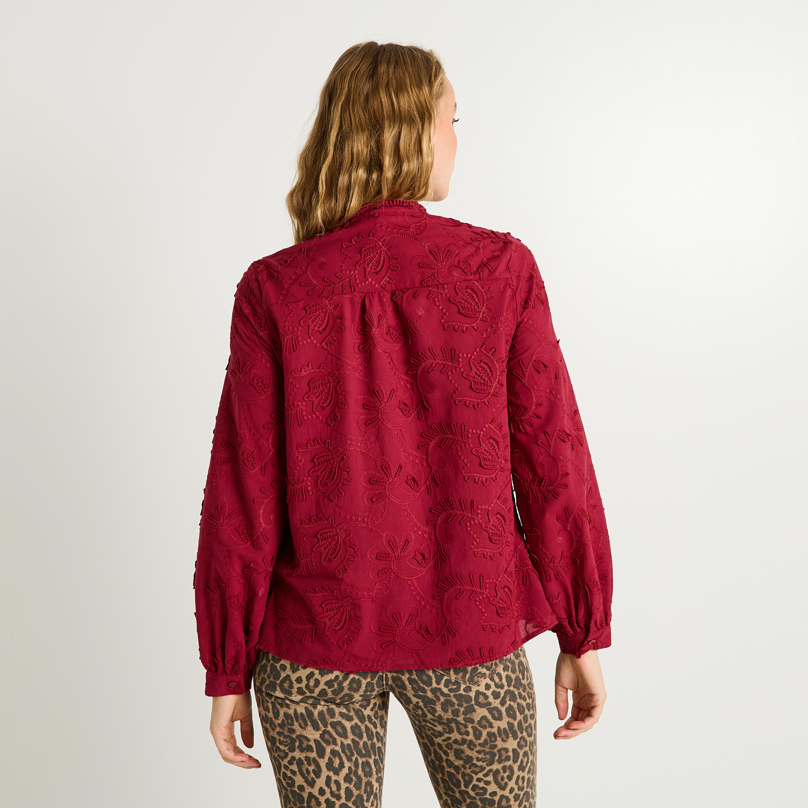Chemise brod&eacute;e &agrave; col montant femme