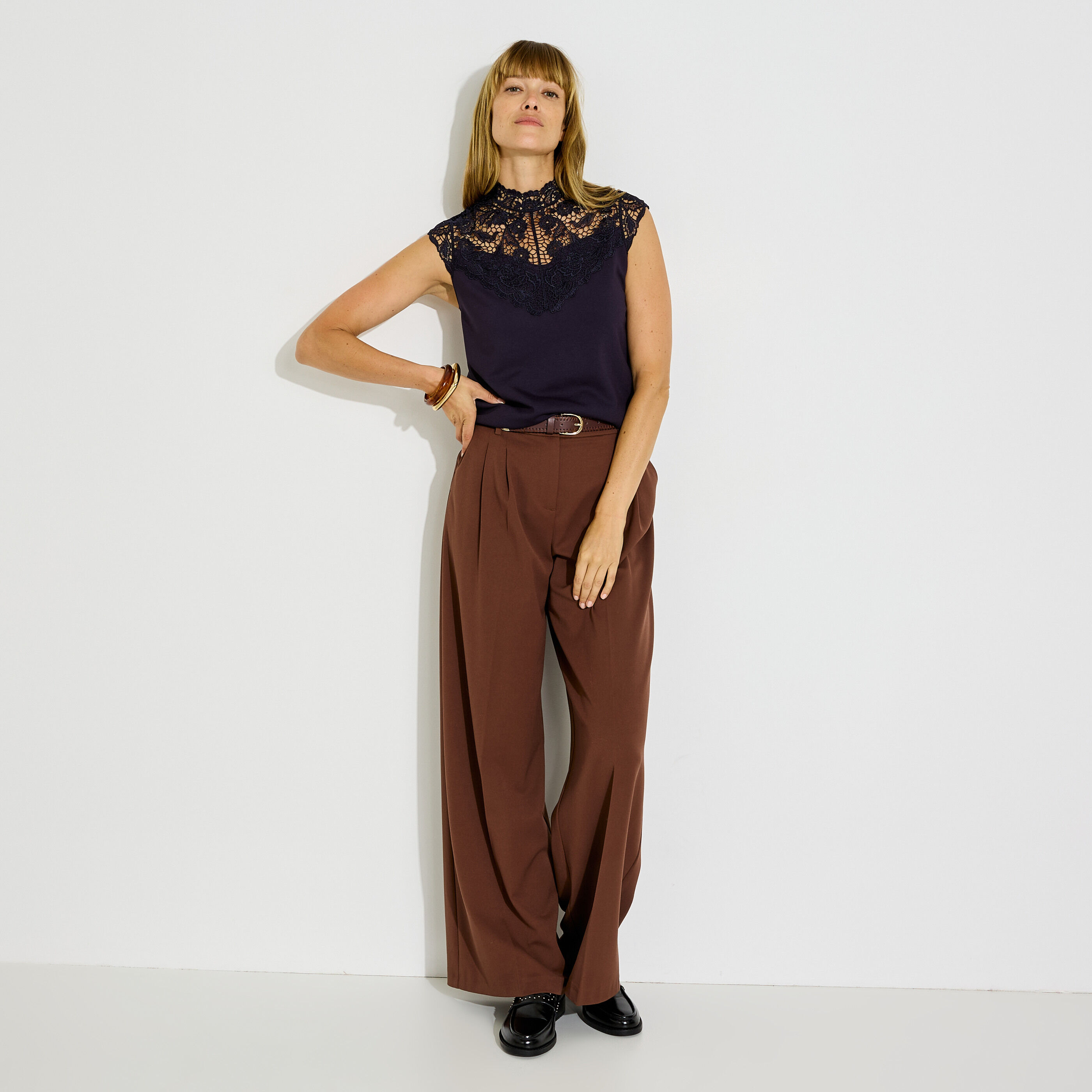 T-shirt chic col montant ajour&eacute; femme