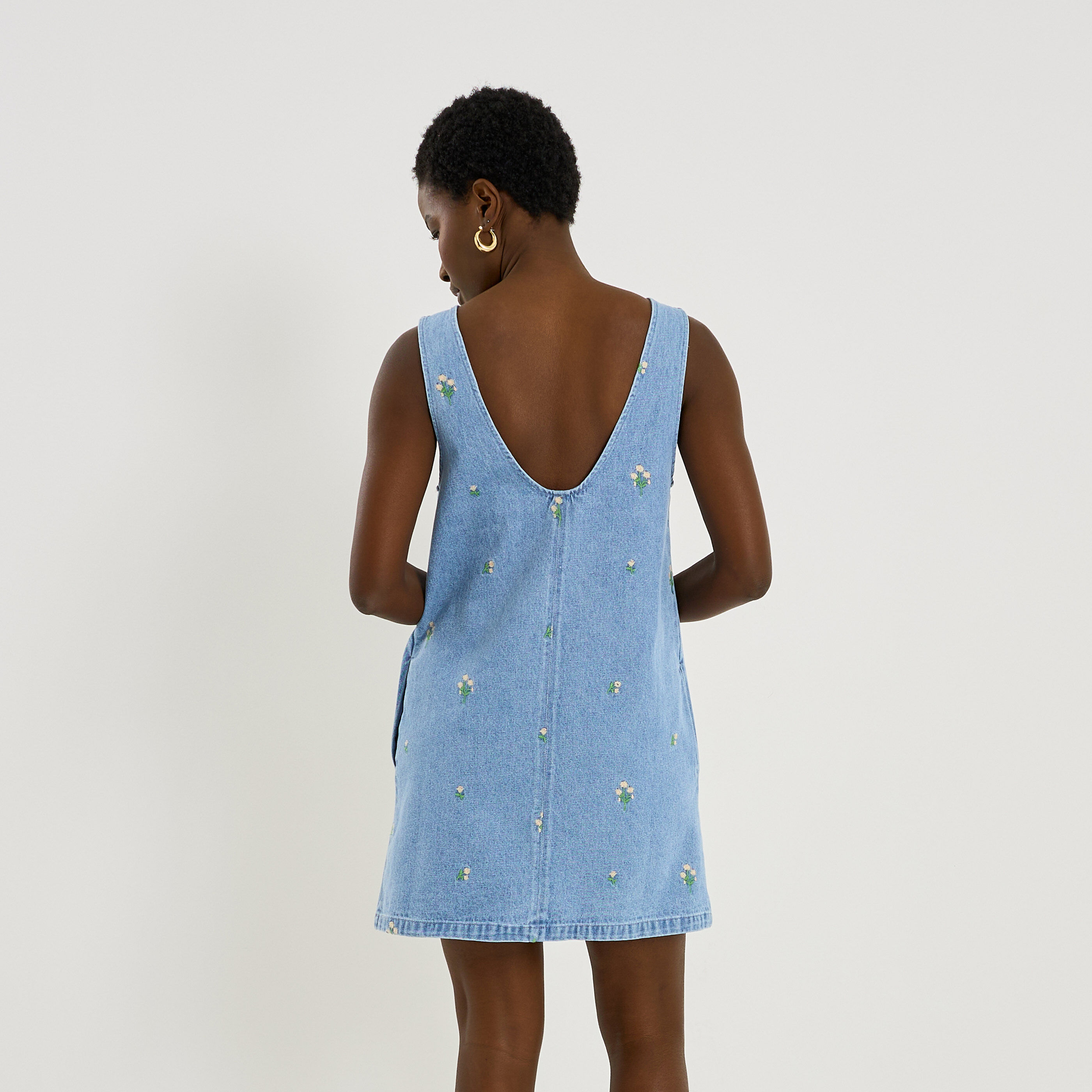 Robe courte en denim broderies florales