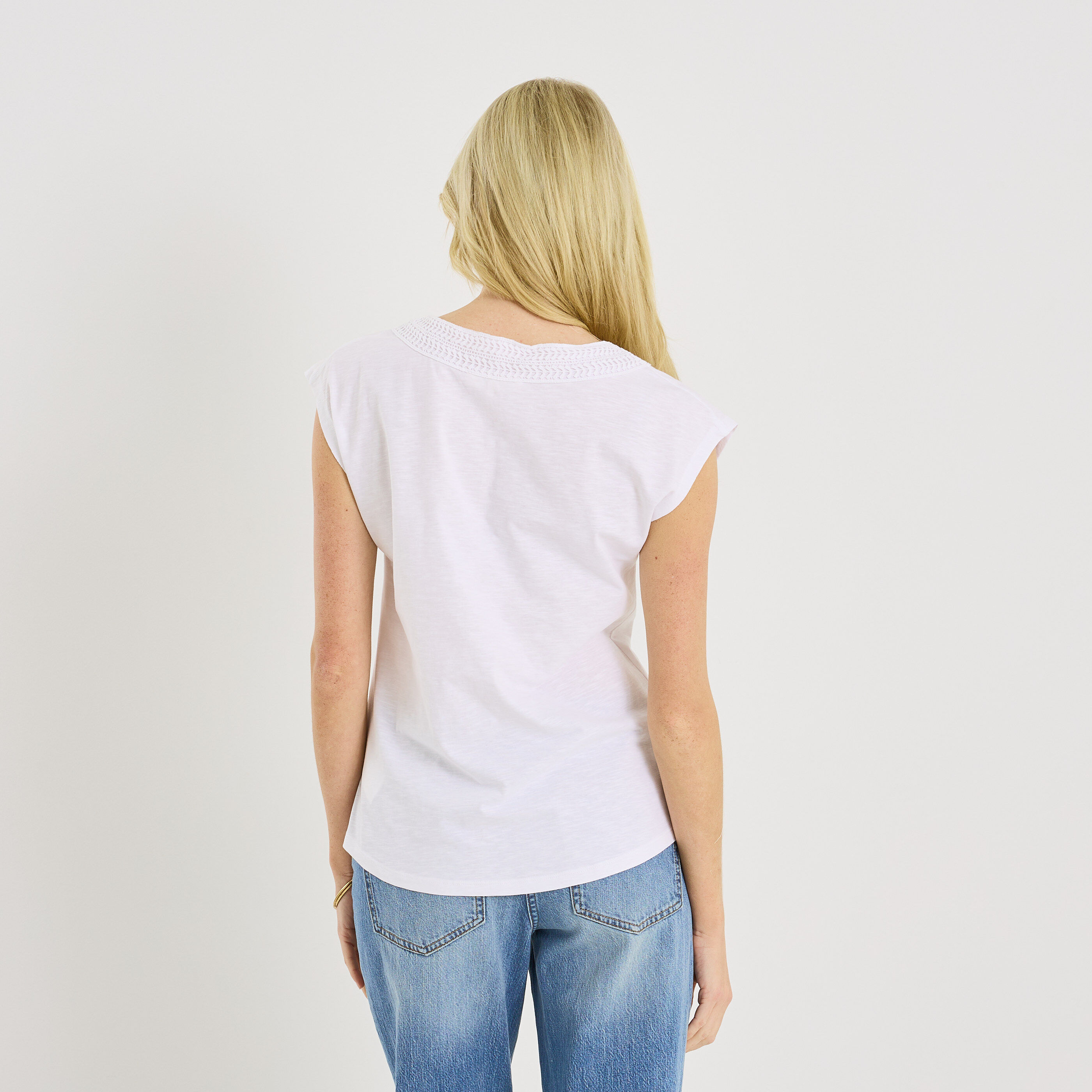T-shirt col V ajour&eacute; femme