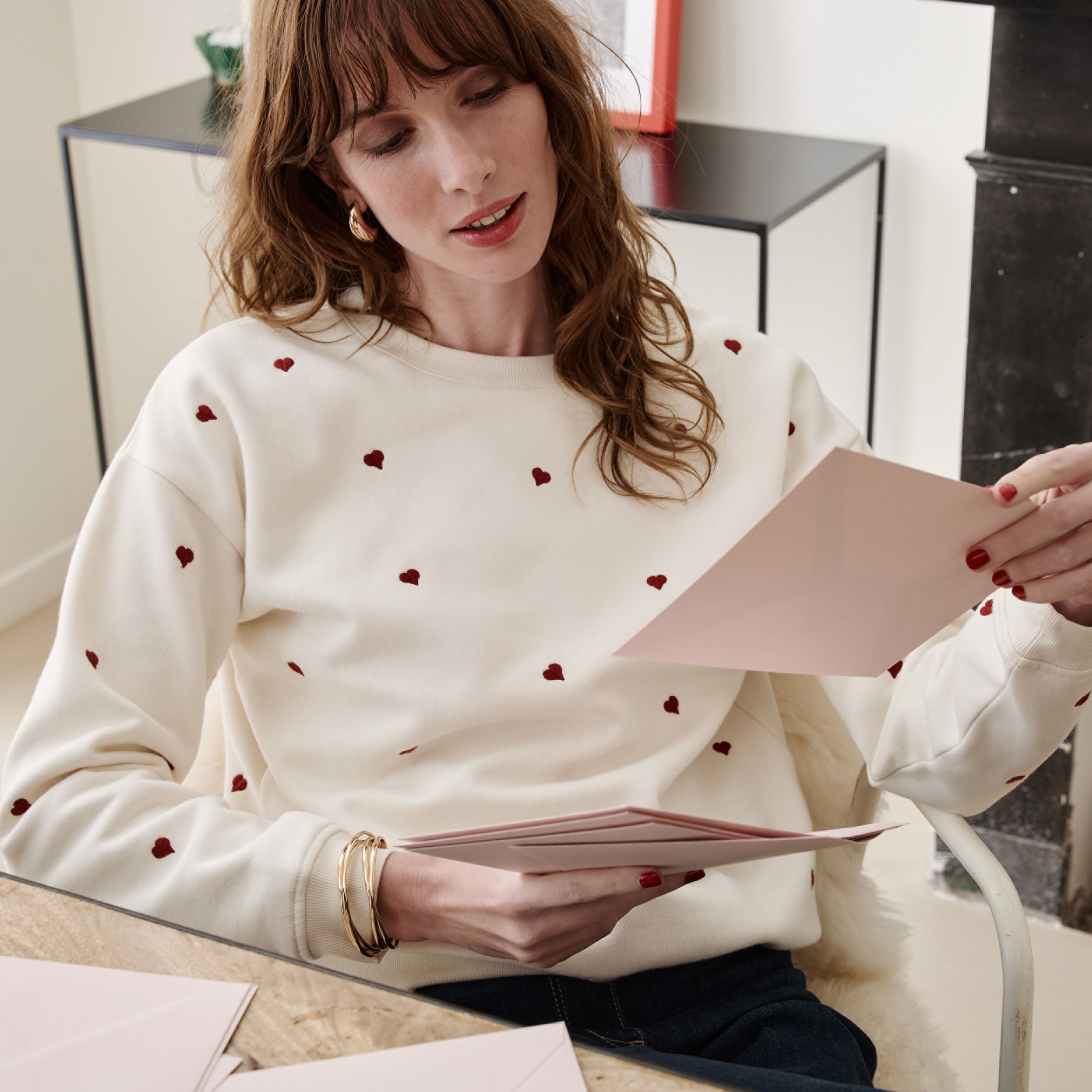 Sweat broderie c&oelig;ur femme