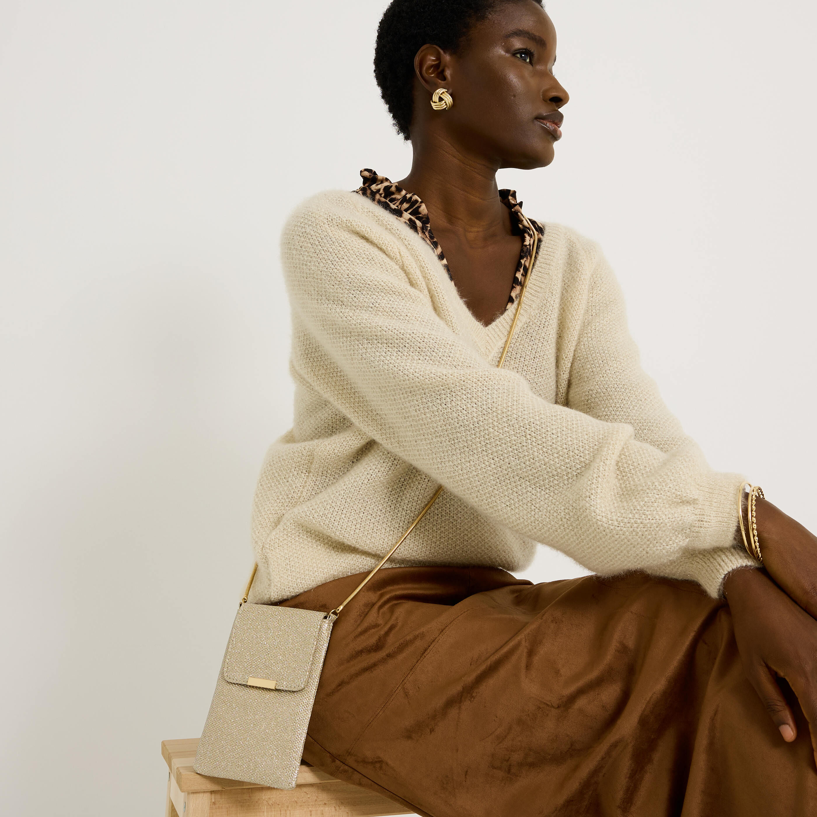 Pochette t&eacute;l&eacute;phone brillante femme